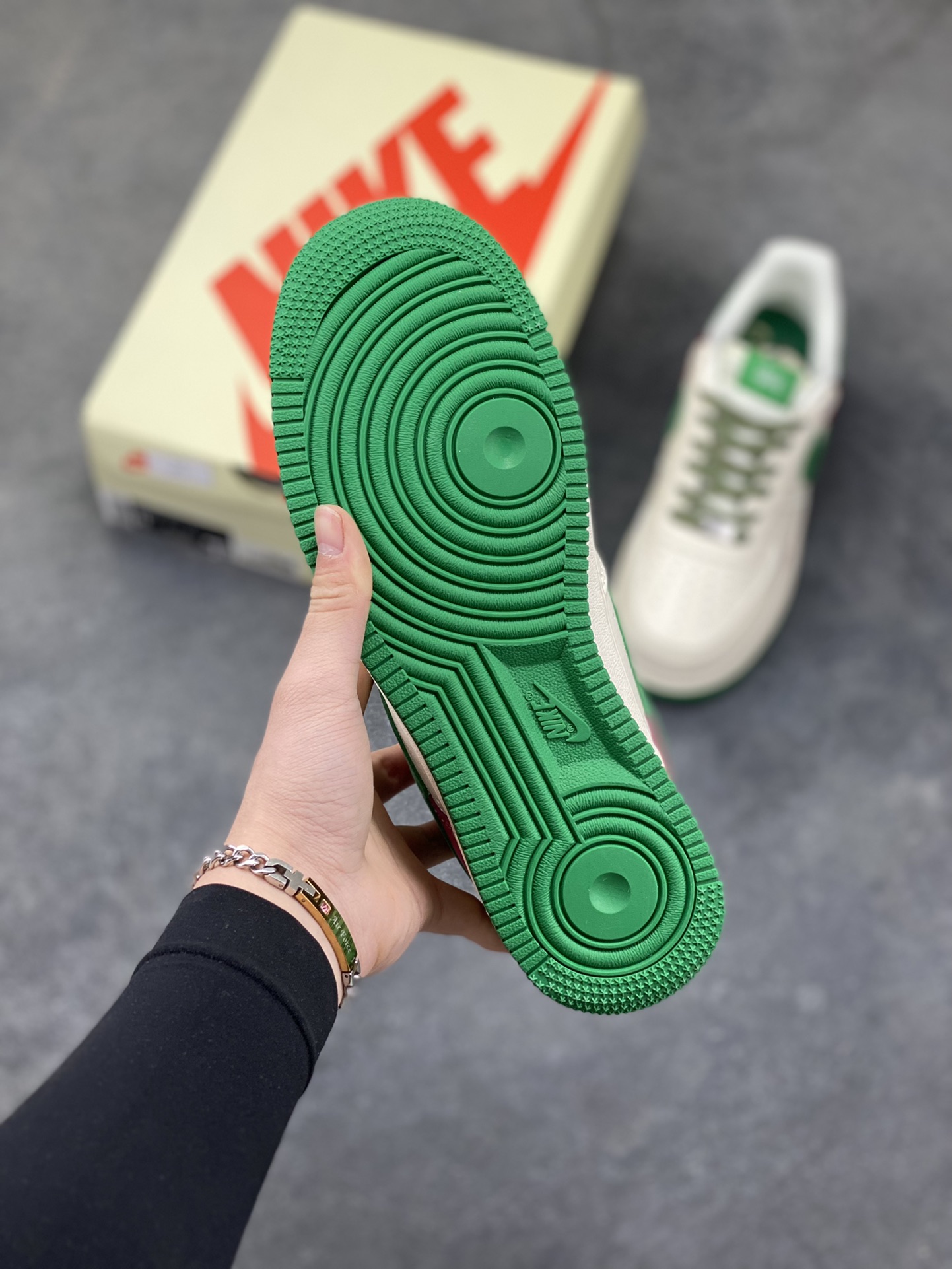 图片[5]-外爆款限量发售！高端定制Nike Air Force 1 ‘07 Low “斯图西联名——米白红绿麂皮” 高端定制 低帮休闲板鞋 定制鞋盒 大厂纯原品质出货 超高清洁度 皮料切割干净无任何毛边 细节完美 货号：XD9314-611 尺码：36 36.5 37.5 38 38.5 39 40 40.5 41 42 42.5 43 44 44.5 45-选品中心