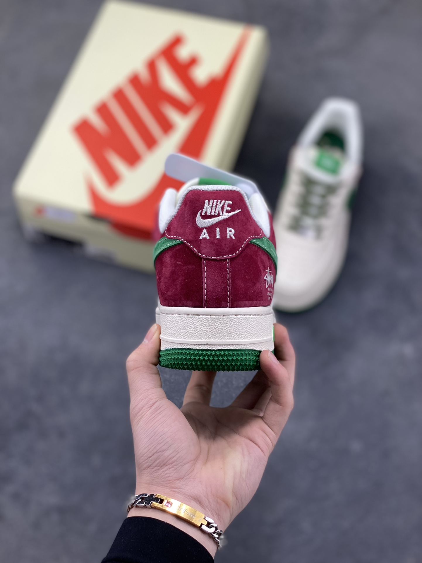 图片[4]-外爆款限量发售！高端定制Nike Air Force 1 ‘07 Low “斯图西联名——米白红绿麂皮” 高端定制 低帮休闲板鞋 定制鞋盒 大厂纯原品质出货 超高清洁度 皮料切割干净无任何毛边 细节完美 货号：XD9314-611 尺码：36 36.5 37.5 38 38.5 39 40 40.5 41 42 42.5 43 44 44.5 45-选品中心