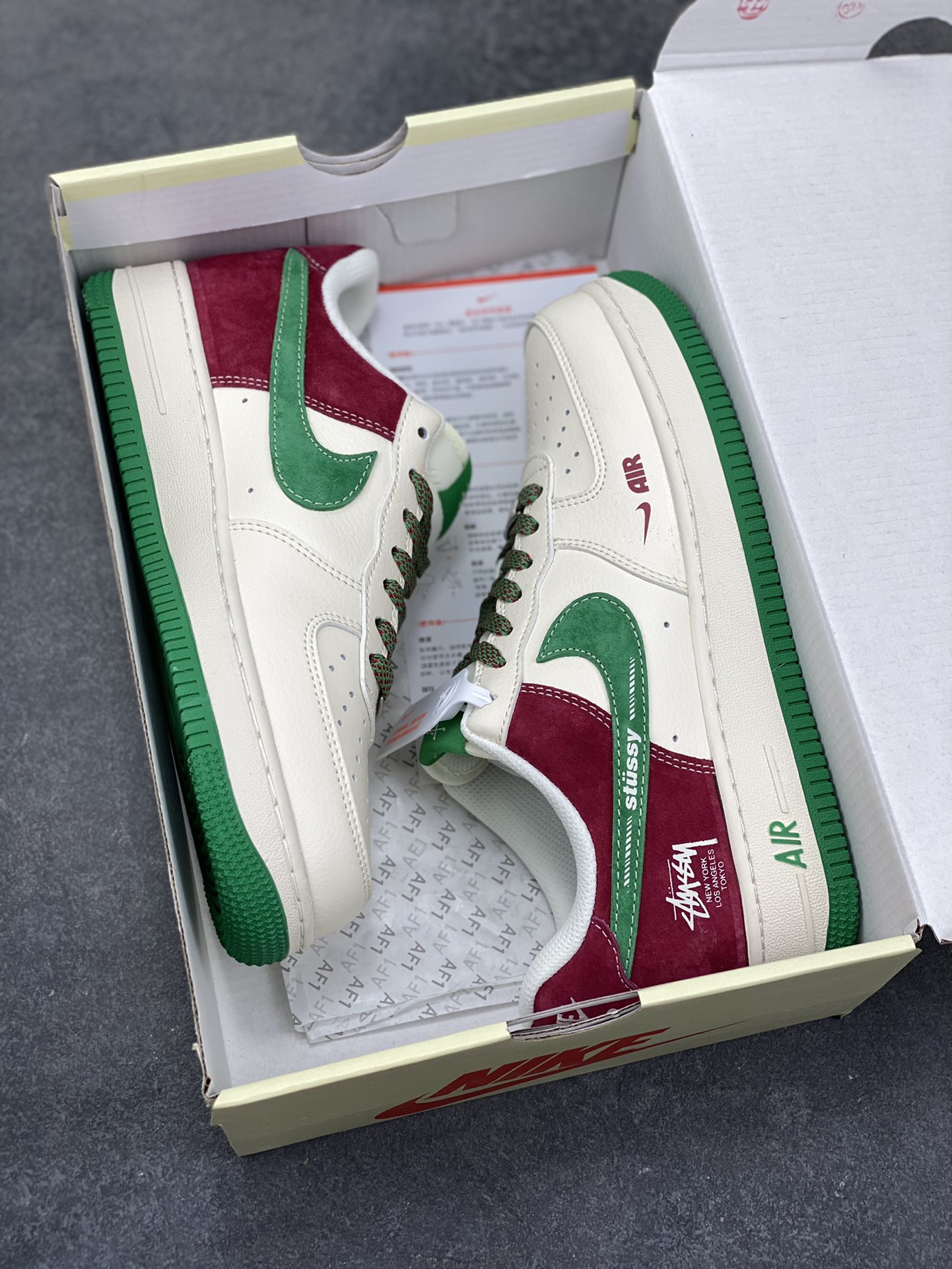 图片[9]-外爆款限量发售！高端定制Nike Air Force 1 ‘07 Low “斯图西联名——米白红绿麂皮” 高端定制 低帮休闲板鞋 定制鞋盒 大厂纯原品质出货 超高清洁度 皮料切割干净无任何毛边 细节完美 货号：XD9314-611 尺码：36 36.5 37.5 38 38.5 39 40 40.5 41 42 42.5 43 44 44.5 45-选品中心
