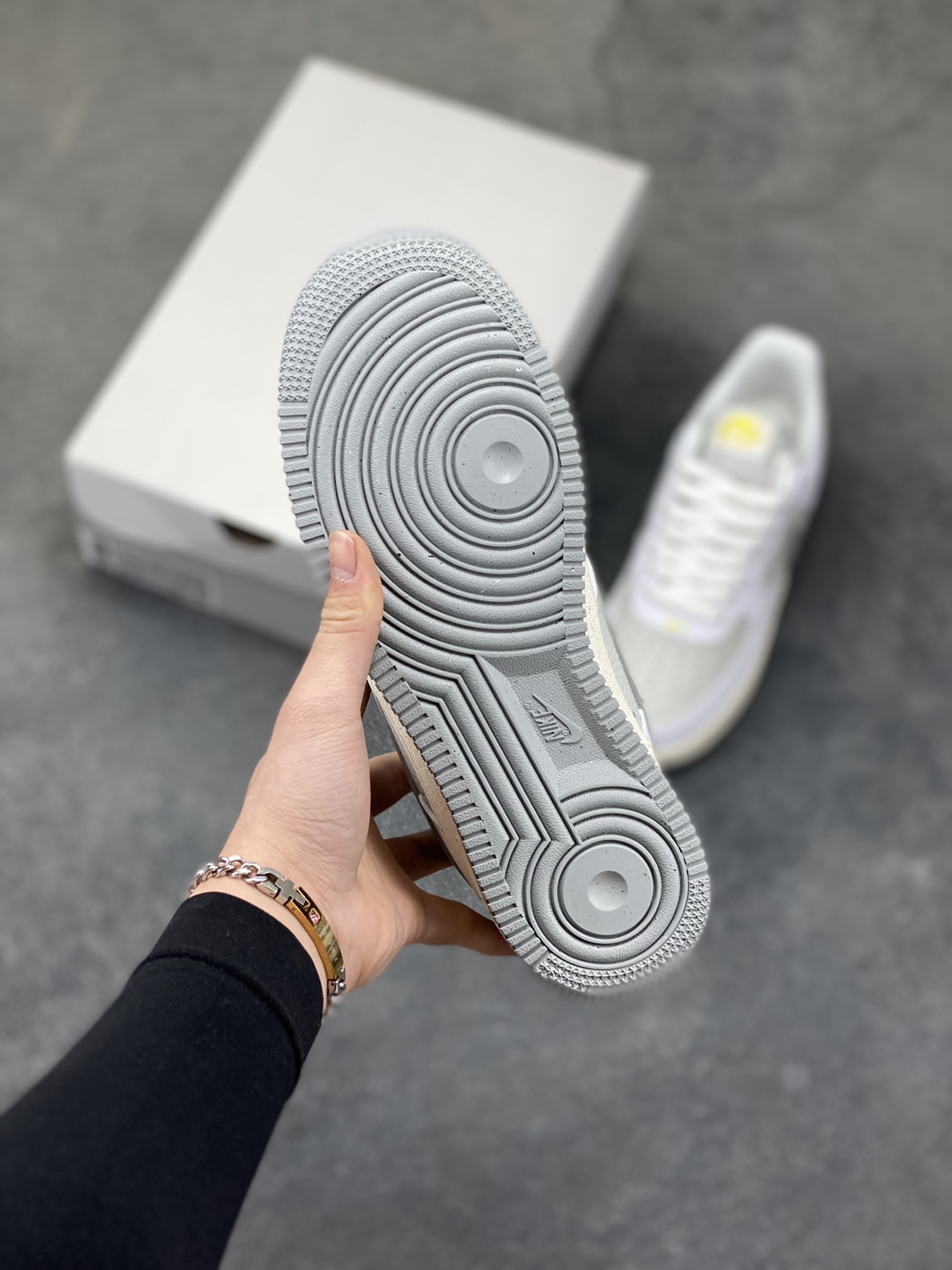 图片[5]-NIke Air Force 1 ‘07 Low 空军一号低帮 运动鞋 休闲鞋 折边针车 工艺难度大 原楦头原纸板 原装鞋盒 定制五金配件 内置全掌气垫 原厂鞋底 货号：FZ4620-100 尺码：36 36.5 37.5 38 38.5 39 40 40.5 41 42 42.5 43 44 44.5 45-选品中心