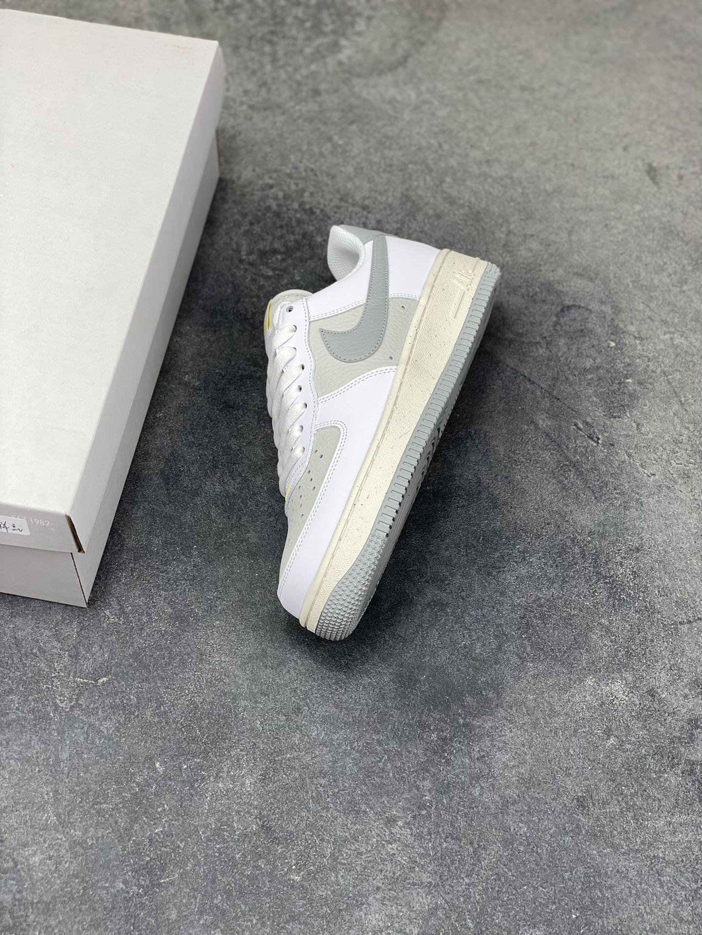 图片[7]-NIke Air Force 1 ‘07 Low 空军一号低帮 运动鞋 休闲鞋 折边针车 工艺难度大 原楦头原纸板 原装鞋盒 定制五金配件 内置全掌气垫 原厂鞋底 货号：FZ4620-100 尺码：36 36.5 37.5 38 38.5 39 40 40.5 41 42 42.5 43 44 44.5 45-选品中心