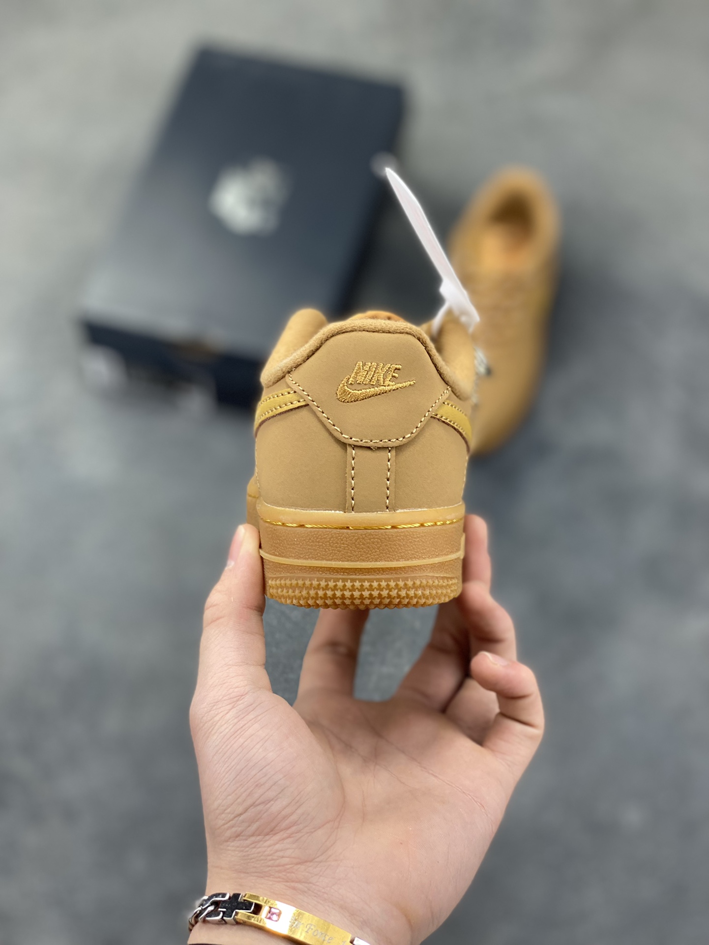 图片[4]-福利特价 Nike AIR FORCE 1 LE (PS)空军一号低帮百搭休闲运动板鞋。柔软、弹性十足的缓震性能和出色的中底设计，横跨复古与现代的外型结合，造就出风靡全球三十多年的Force 1。 货号：CJ9179-200 尺码：25 26 27.5 28 29.5 30 31 32 33.5 34 35-选品中心