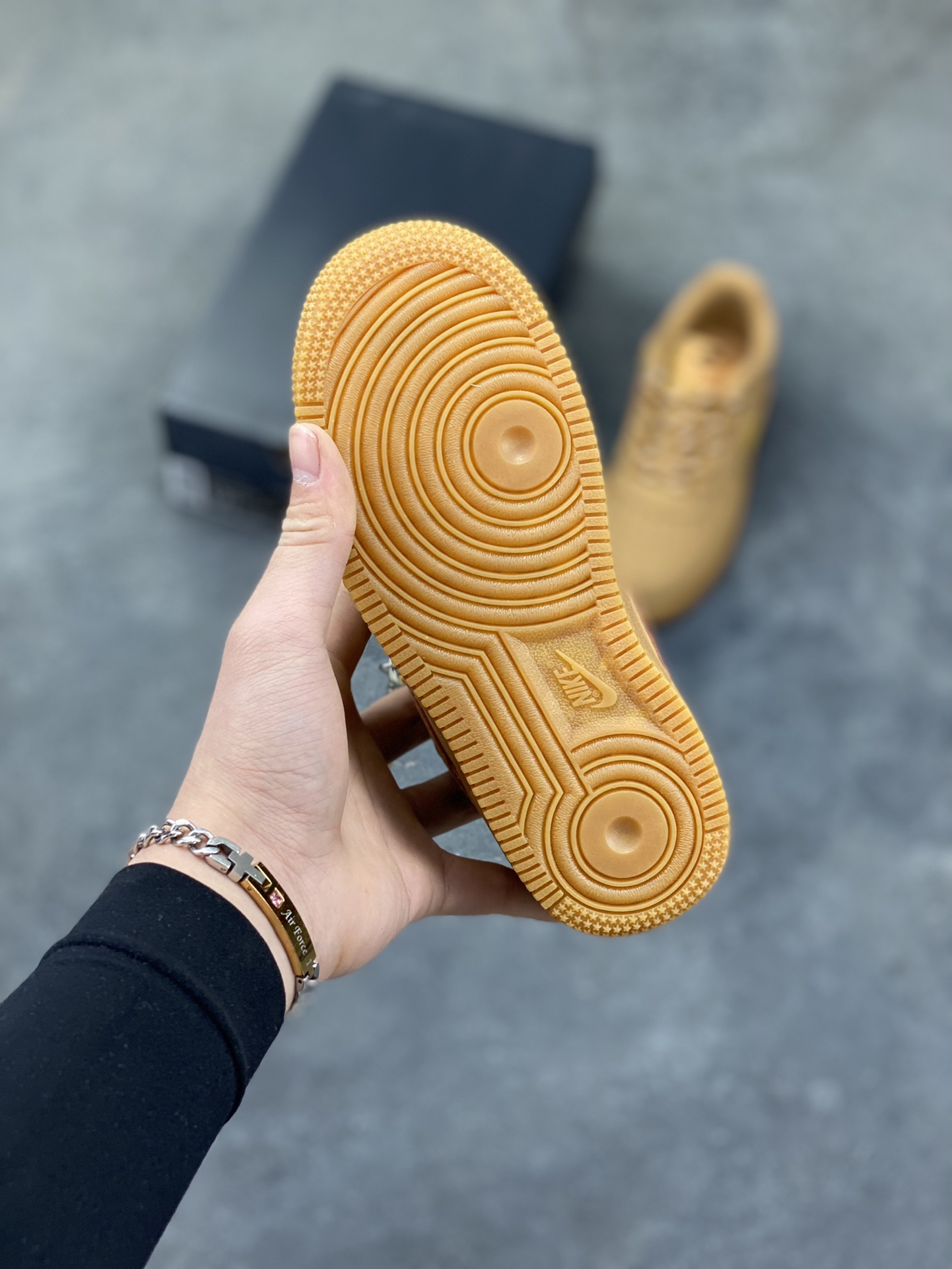 图片[5]-福利特价 Nike AIR FORCE 1 LE (PS)空军一号低帮百搭休闲运动板鞋。柔软、弹性十足的缓震性能和出色的中底设计，横跨复古与现代的外型结合，造就出风靡全球三十多年的Force 1。 货号：CJ9179-200 尺码：25 26 27.5 28 29.5 30 31 32 33.5 34 35-选品中心