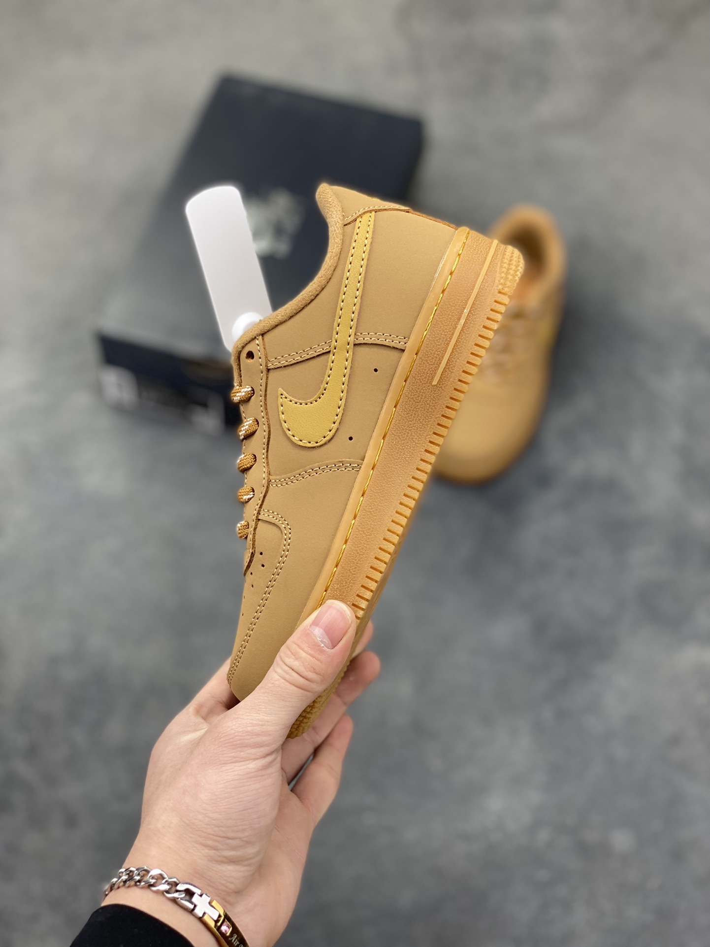 图片[3]-福利特价 Nike AIR FORCE 1 LE (PS)空军一号低帮百搭休闲运动板鞋。柔软、弹性十足的缓震性能和出色的中底设计，横跨复古与现代的外型结合，造就出风靡全球三十多年的Force 1。 货号：CJ9179-200 尺码：25 26 27.5 28 29.5 30 31 32 33.5 34 35-选品中心