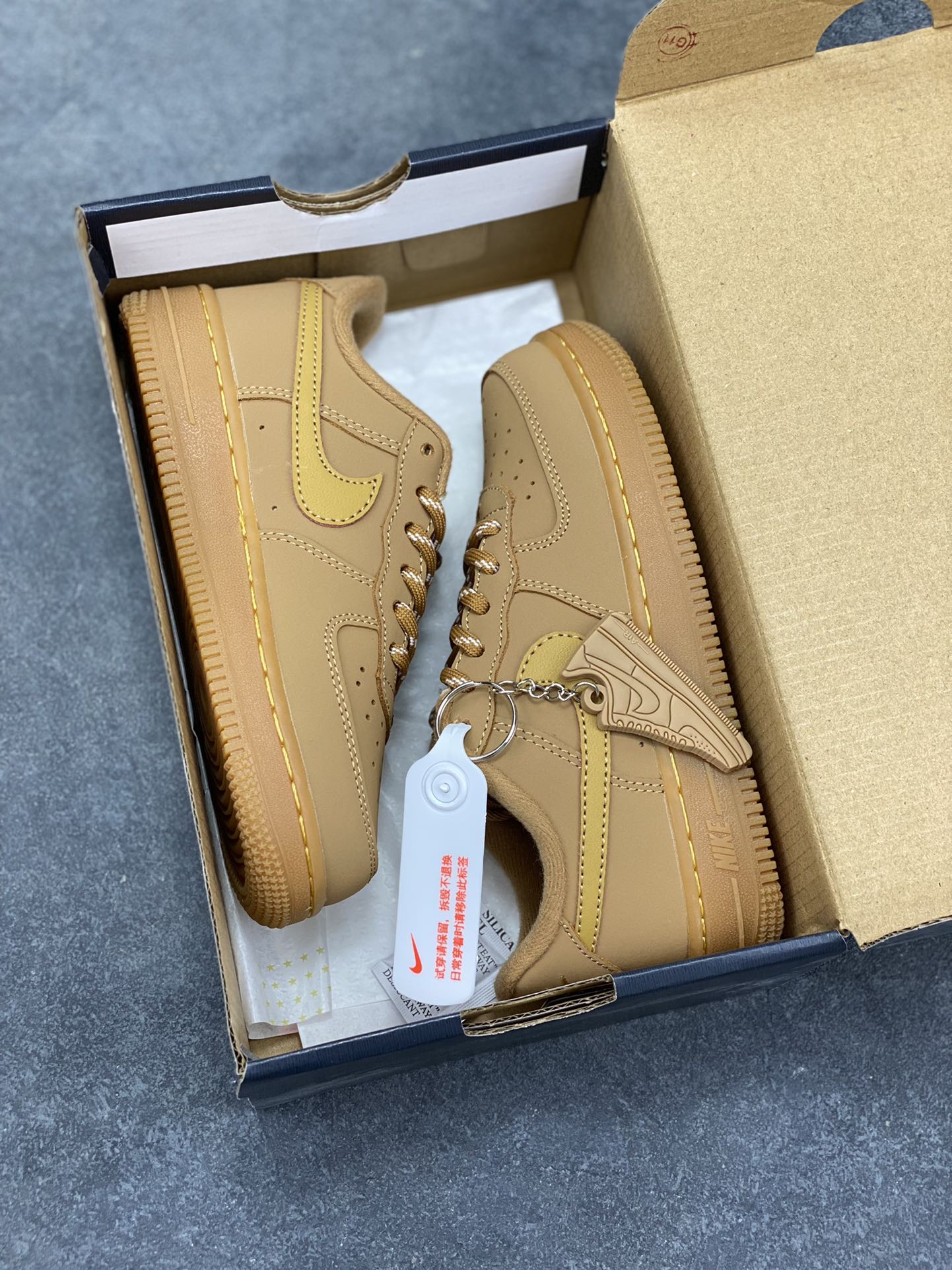 图片[9]-福利特价 Nike AIR FORCE 1 LE (PS)空军一号低帮百搭休闲运动板鞋。柔软、弹性十足的缓震性能和出色的中底设计，横跨复古与现代的外型结合，造就出风靡全球三十多年的Force 1。 货号：CJ9179-200 尺码：25 26 27.5 28 29.5 30 31 32 33.5 34 35-选品中心