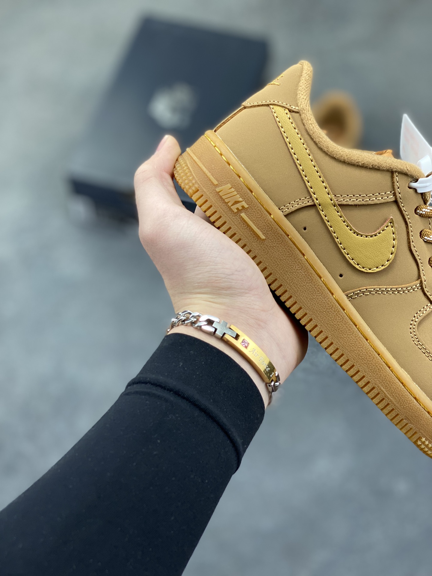 图片[6]-福利特价 Nike AIR FORCE 1 LE (PS)空军一号低帮百搭休闲运动板鞋。柔软、弹性十足的缓震性能和出色的中底设计，横跨复古与现代的外型结合，造就出风靡全球三十多年的Force 1。 货号：CJ9179-200 尺码：25 26 27.5 28 29.5 30 31 32 33.5 34 35-选品中心