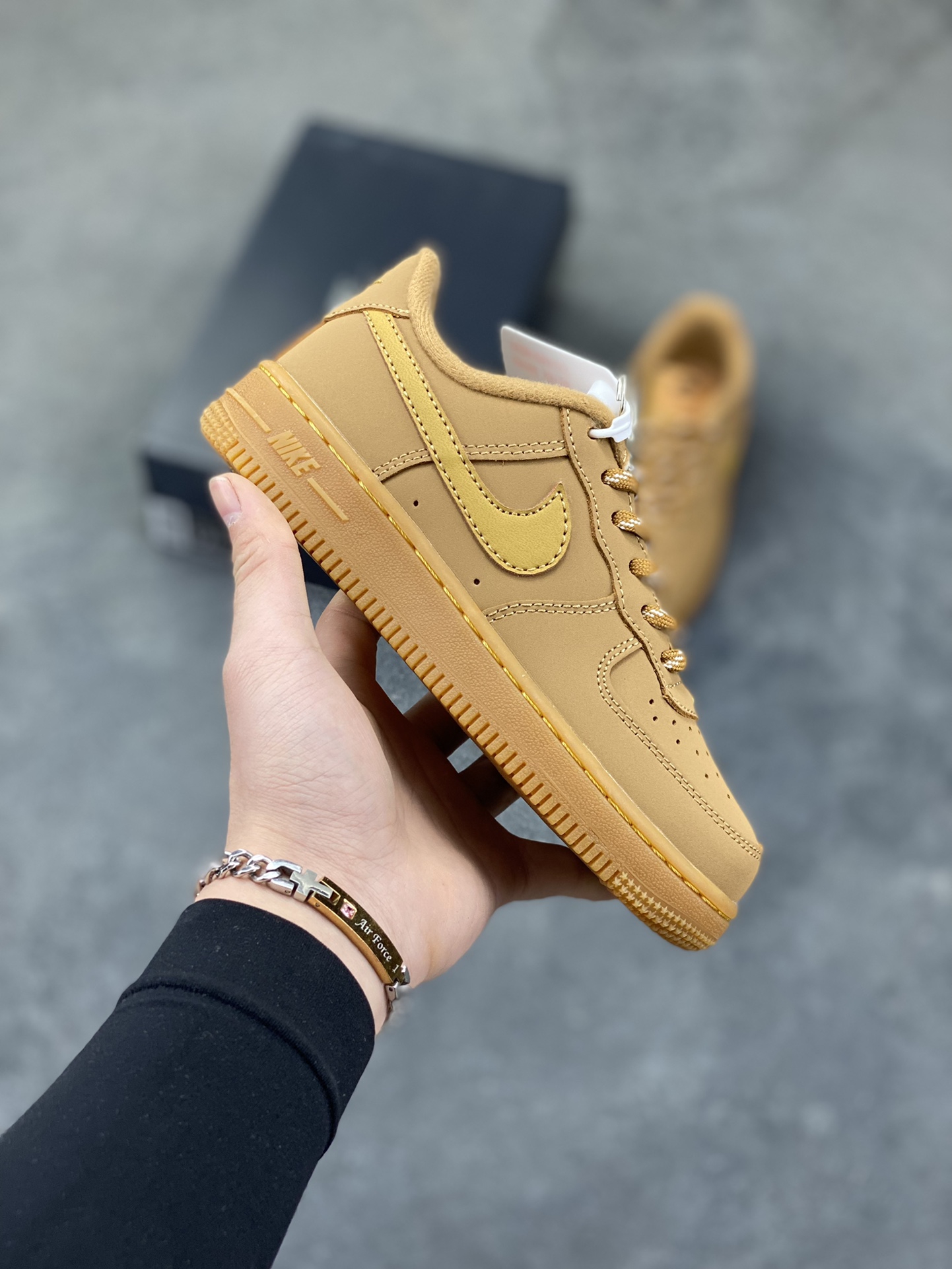 福利特价 Nike AIR FORCE 1 LE (PS)空军一号低帮百搭休闲运动板鞋。柔软、弹性十足的缓震性能和出色的中底设计，横跨复古与现代的外型结合，造就出风靡全球三十多年的Force 1。 货号：CJ9179-200 尺码：25 26 27.5 28 29.5 30 31 32 33.5 34 35-选品中心