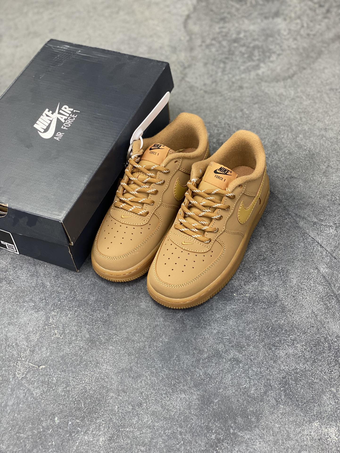 图片[8]-福利特价 Nike AIR FORCE 1 LE (PS)空军一号低帮百搭休闲运动板鞋。柔软、弹性十足的缓震性能和出色的中底设计，横跨复古与现代的外型结合，造就出风靡全球三十多年的Force 1。 货号：CJ9179-200 尺码：25 26 27.5 28 29.5 30 31 32 33.5 34 35-选品中心
