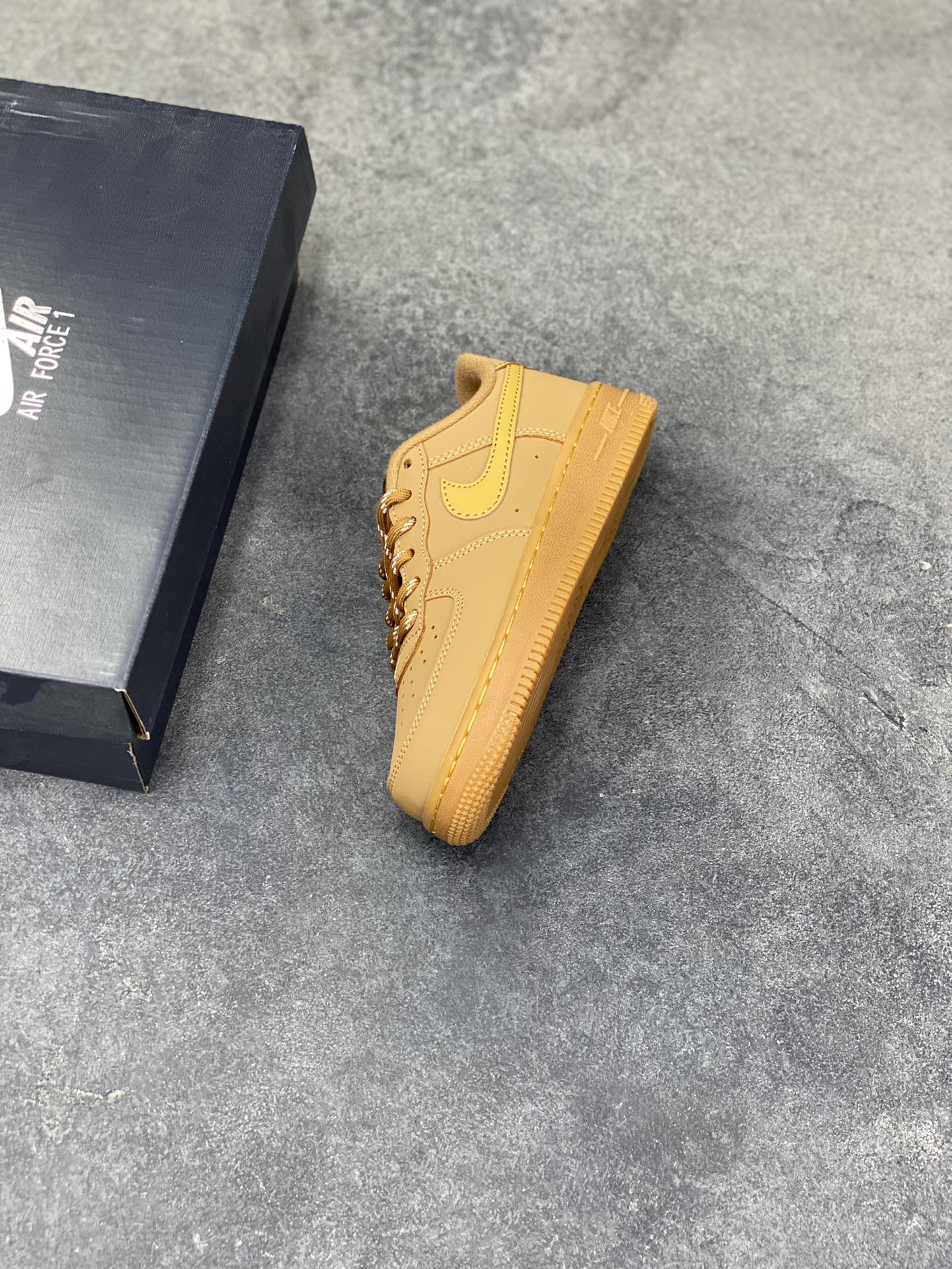图片[7]-福利特价 Nike AIR FORCE 1 LE (PS)空军一号低帮百搭休闲运动板鞋。柔软、弹性十足的缓震性能和出色的中底设计，横跨复古与现代的外型结合，造就出风靡全球三十多年的Force 1。 货号：CJ9179-200 尺码：25 26 27.5 28 29.5 30 31 32 33.5 34 35-选品中心