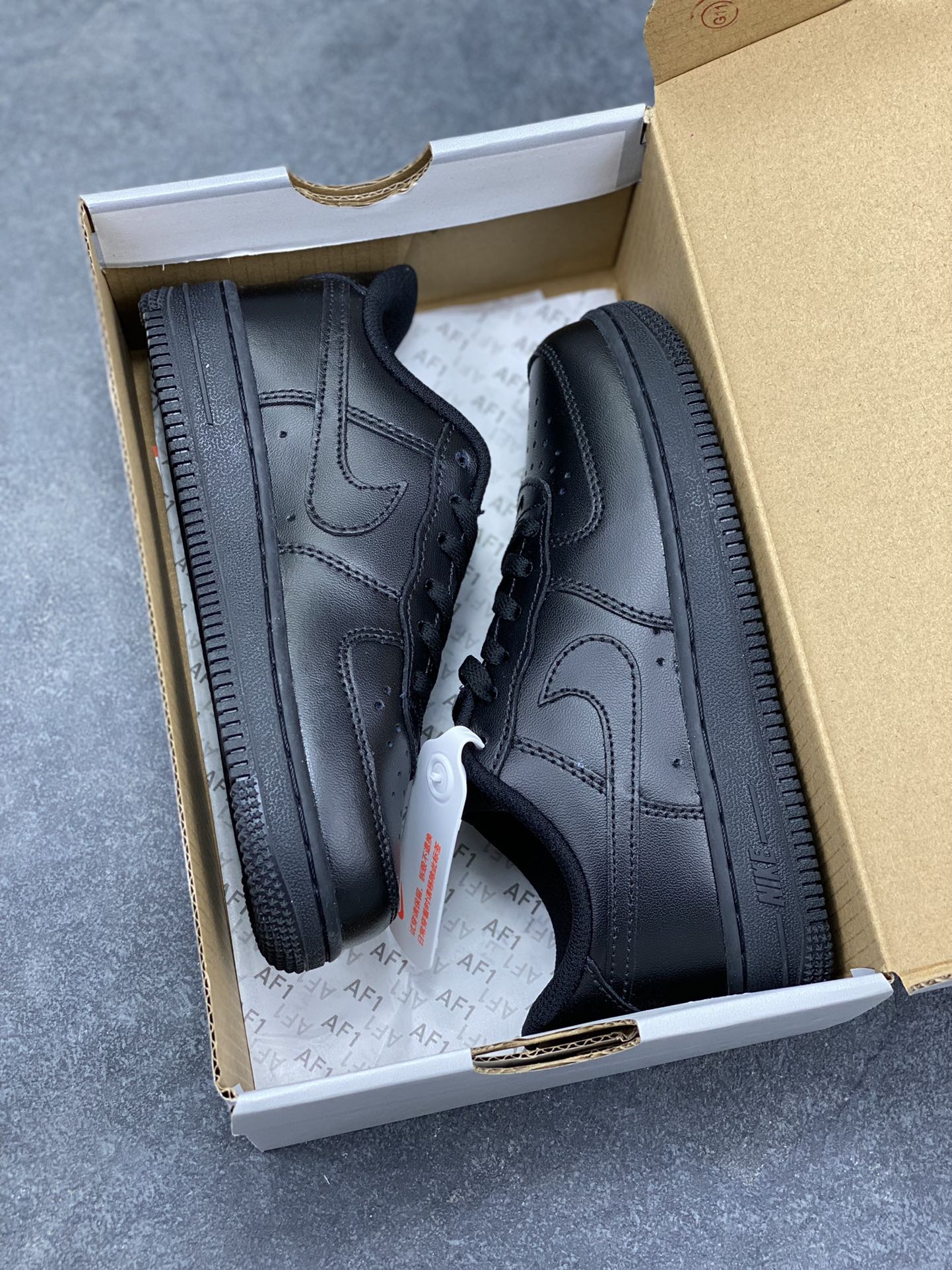 图片[9]-福利特价 Nike AIR FORCE 1 LE (PS)空军一号低帮百搭休闲运动板鞋。柔软、弹性十足的缓震性能和出色的中底设计，横跨复古与现代的外型结合，造就出风靡全球三十多年的Force 1。 货号：315122-001 尺码：25 26 27.5 28 29.5 30 31 32 33.5 34 35-选品中心