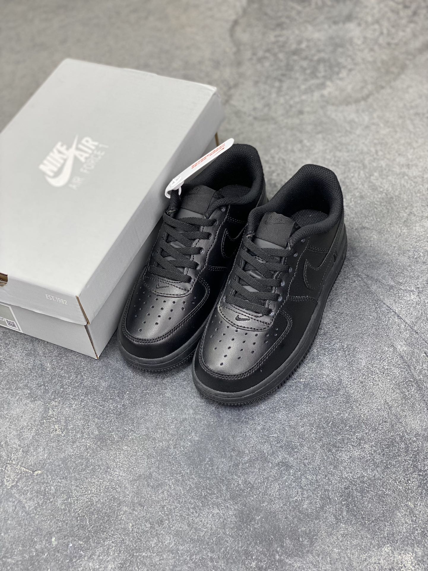 图片[8]-福利特价 Nike AIR FORCE 1 LE (PS)空军一号低帮百搭休闲运动板鞋。柔软、弹性十足的缓震性能和出色的中底设计，横跨复古与现代的外型结合，造就出风靡全球三十多年的Force 1。 货号：315122-001 尺码：25 26 27.5 28 29.5 30 31 32 33.5 34 35-选品中心