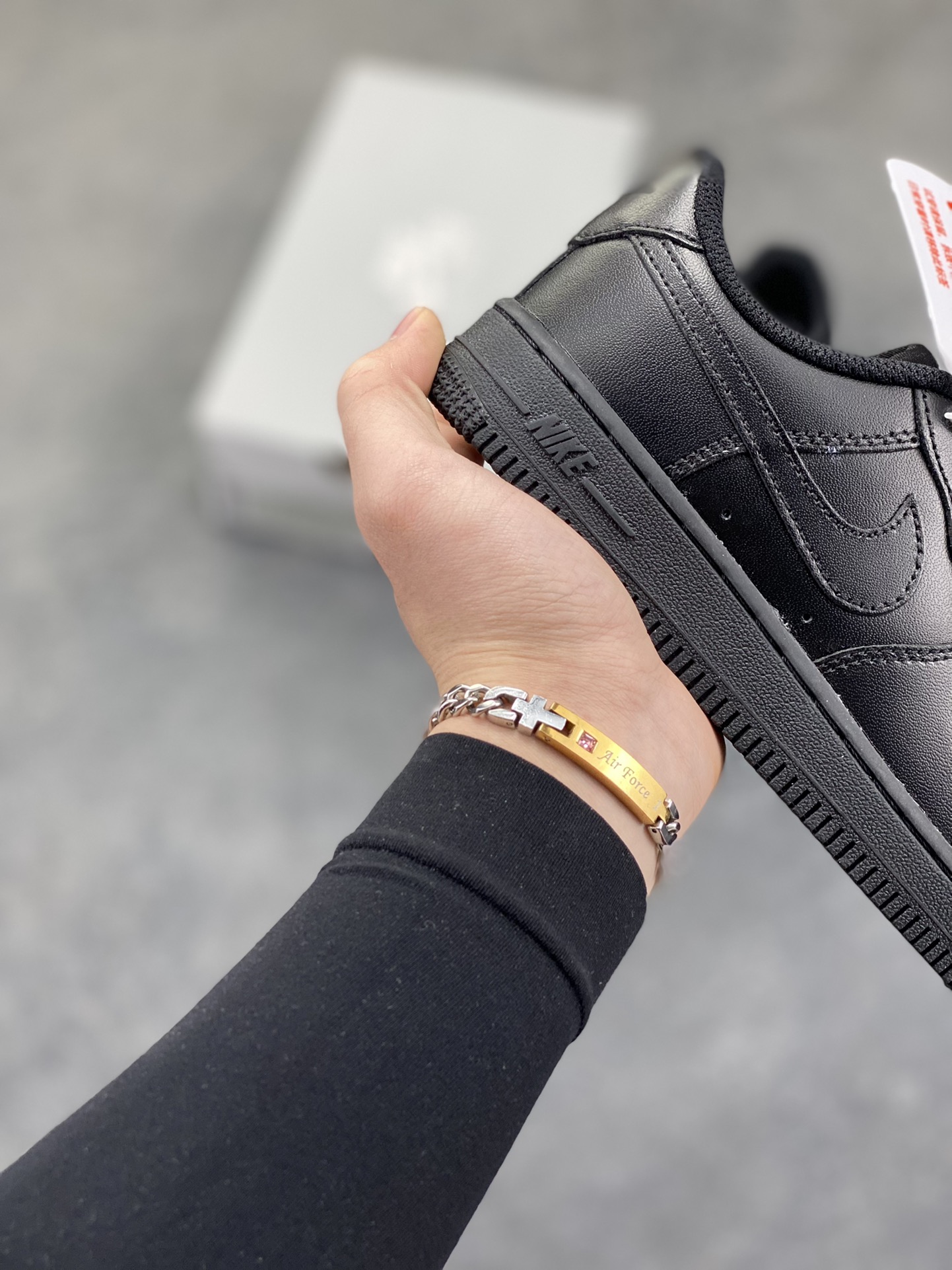 图片[6]-福利特价 Nike AIR FORCE 1 LE (PS)空军一号低帮百搭休闲运动板鞋。柔软、弹性十足的缓震性能和出色的中底设计，横跨复古与现代的外型结合，造就出风靡全球三十多年的Force 1。 货号：315122-001 尺码：25 26 27.5 28 29.5 30 31 32 33.5 34 35-选品中心
