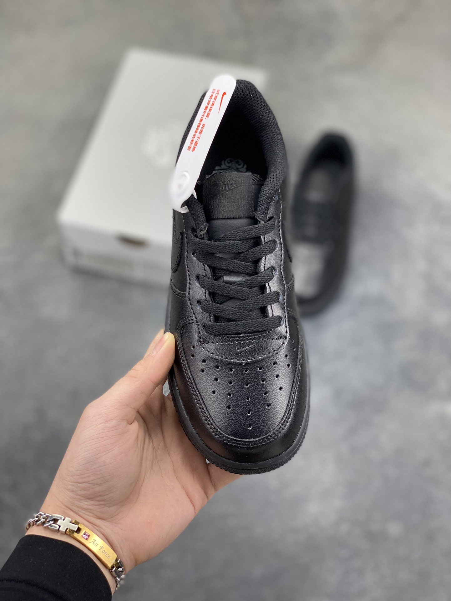 图片[2]-福利特价 Nike AIR FORCE 1 LE (PS)空军一号低帮百搭休闲运动板鞋。柔软、弹性十足的缓震性能和出色的中底设计，横跨复古与现代的外型结合，造就出风靡全球三十多年的Force 1。 货号：315122-001 尺码：25 26 27.5 28 29.5 30 31 32 33.5 34 35-选品中心