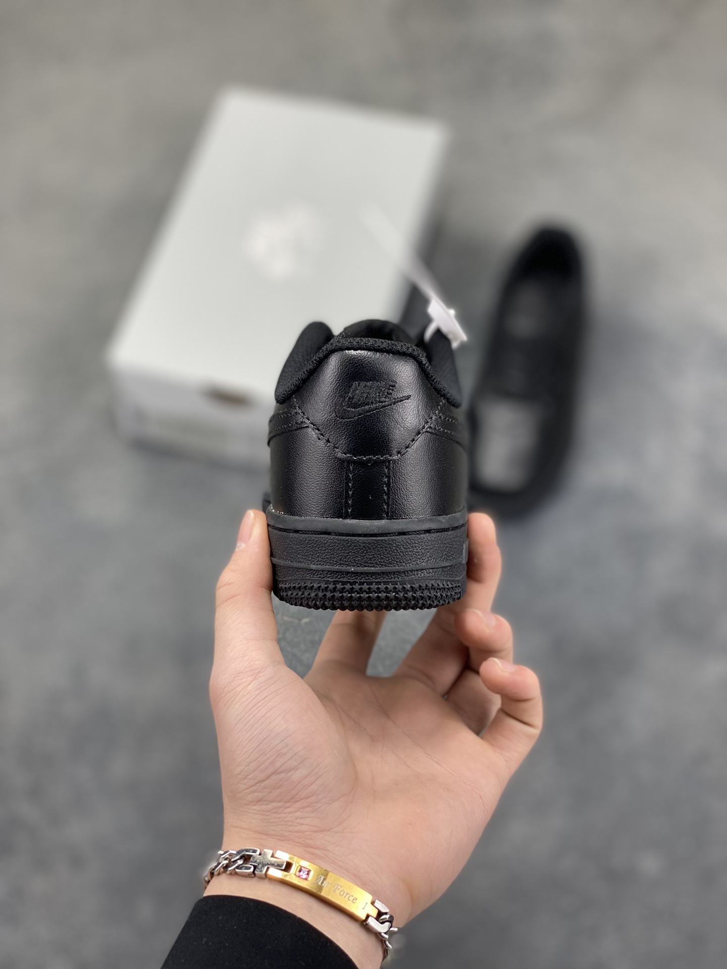 图片[4]-福利特价 Nike AIR FORCE 1 LE (PS)空军一号低帮百搭休闲运动板鞋。柔软、弹性十足的缓震性能和出色的中底设计，横跨复古与现代的外型结合，造就出风靡全球三十多年的Force 1。 货号：315122-001 尺码：25 26 27.5 28 29.5 30 31 32 33.5 34 35-选品中心