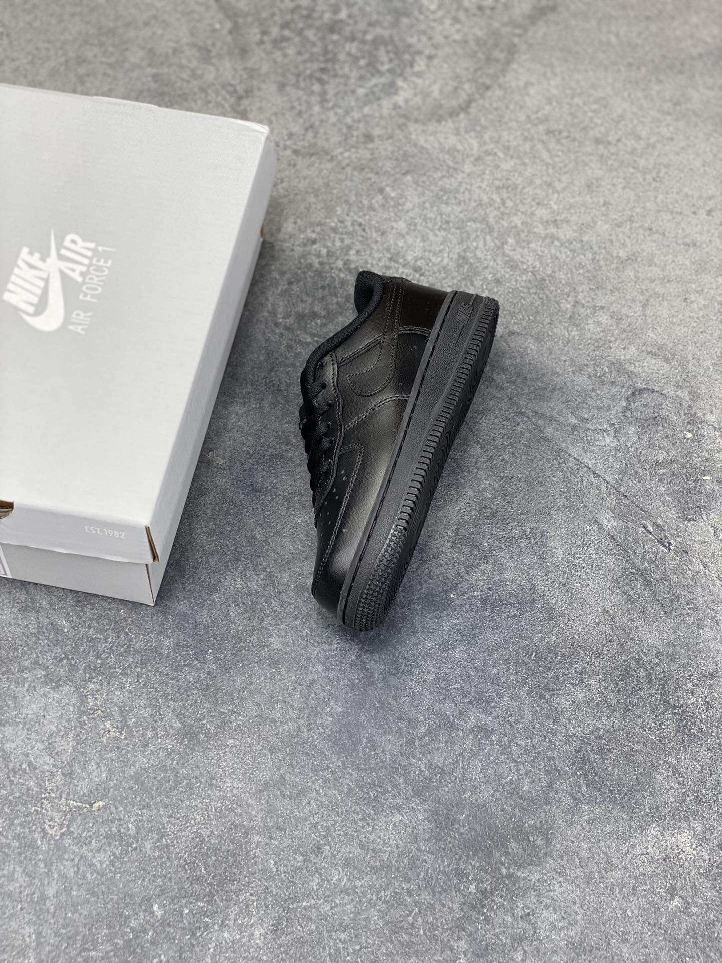 图片[7]-福利特价 Nike AIR FORCE 1 LE (PS)空军一号低帮百搭休闲运动板鞋。柔软、弹性十足的缓震性能和出色的中底设计，横跨复古与现代的外型结合，造就出风靡全球三十多年的Force 1。 货号：315122-001 尺码：25 26 27.5 28 29.5 30 31 32 33.5 34 35-选品中心