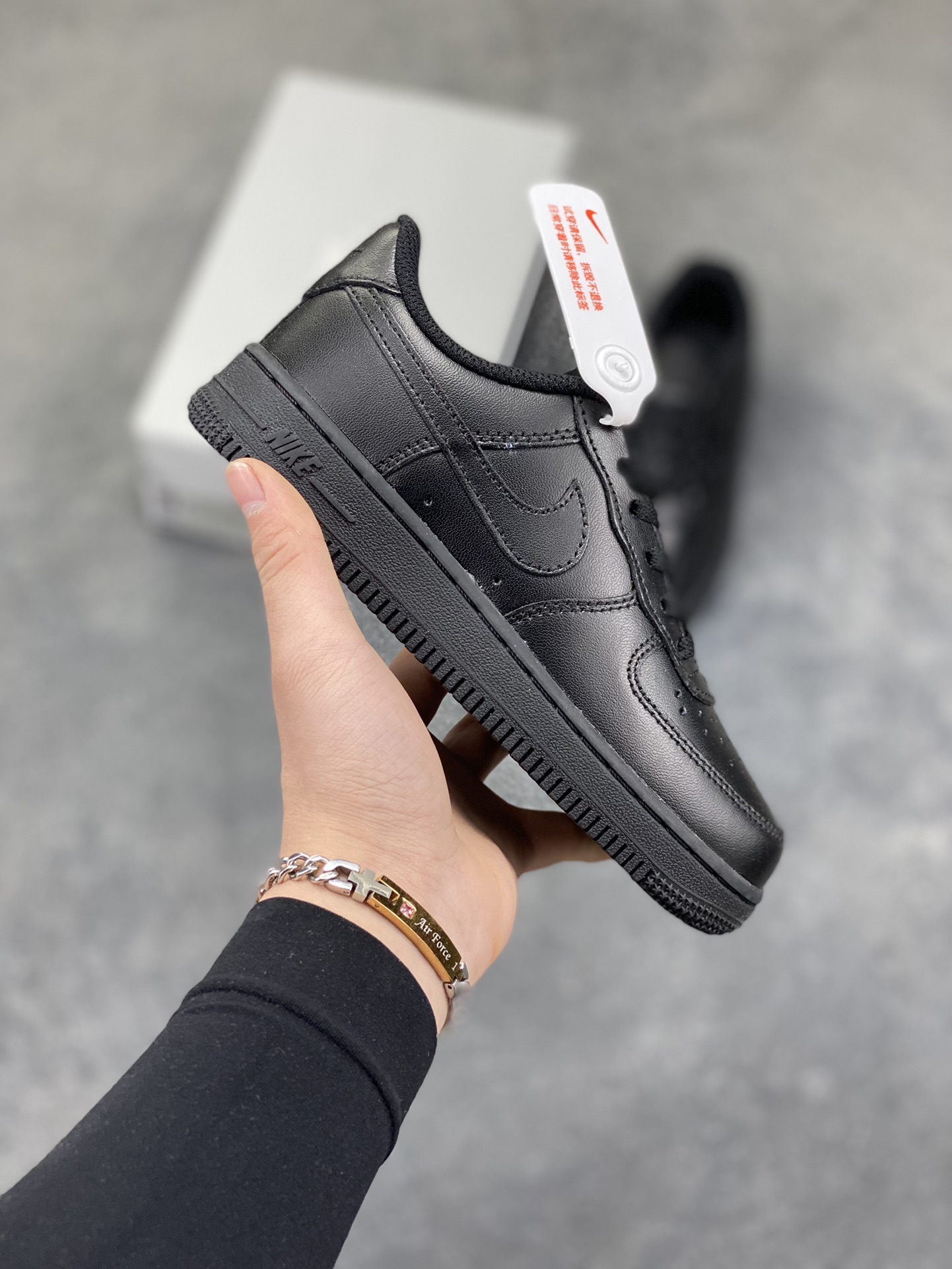 福利特价 Nike AIR FORCE 1 LE (PS)空军一号低帮百搭休闲运动板鞋。柔软、弹性十足的缓震性能和出色的中底设计，横跨复古与现代的外型结合，造就出风靡全球三十多年的Force 1。 货号：315122-001 尺码：25 26 27.5 28 29.5 30 31 32 33.5 34 35-选品中心