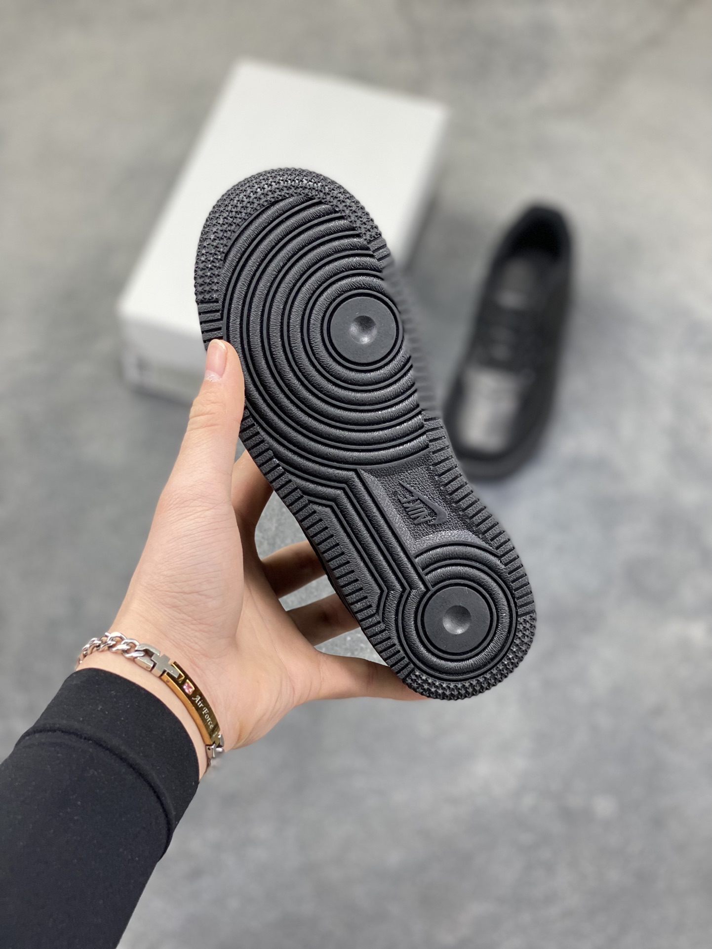 图片[5]-福利特价 Nike AIR FORCE 1 LE (PS)空军一号低帮百搭休闲运动板鞋。柔软、弹性十足的缓震性能和出色的中底设计，横跨复古与现代的外型结合，造就出风靡全球三十多年的Force 1。 货号：315122-001 尺码：25 26 27.5 28 29.5 30 31 32 33.5 34 35-选品中心