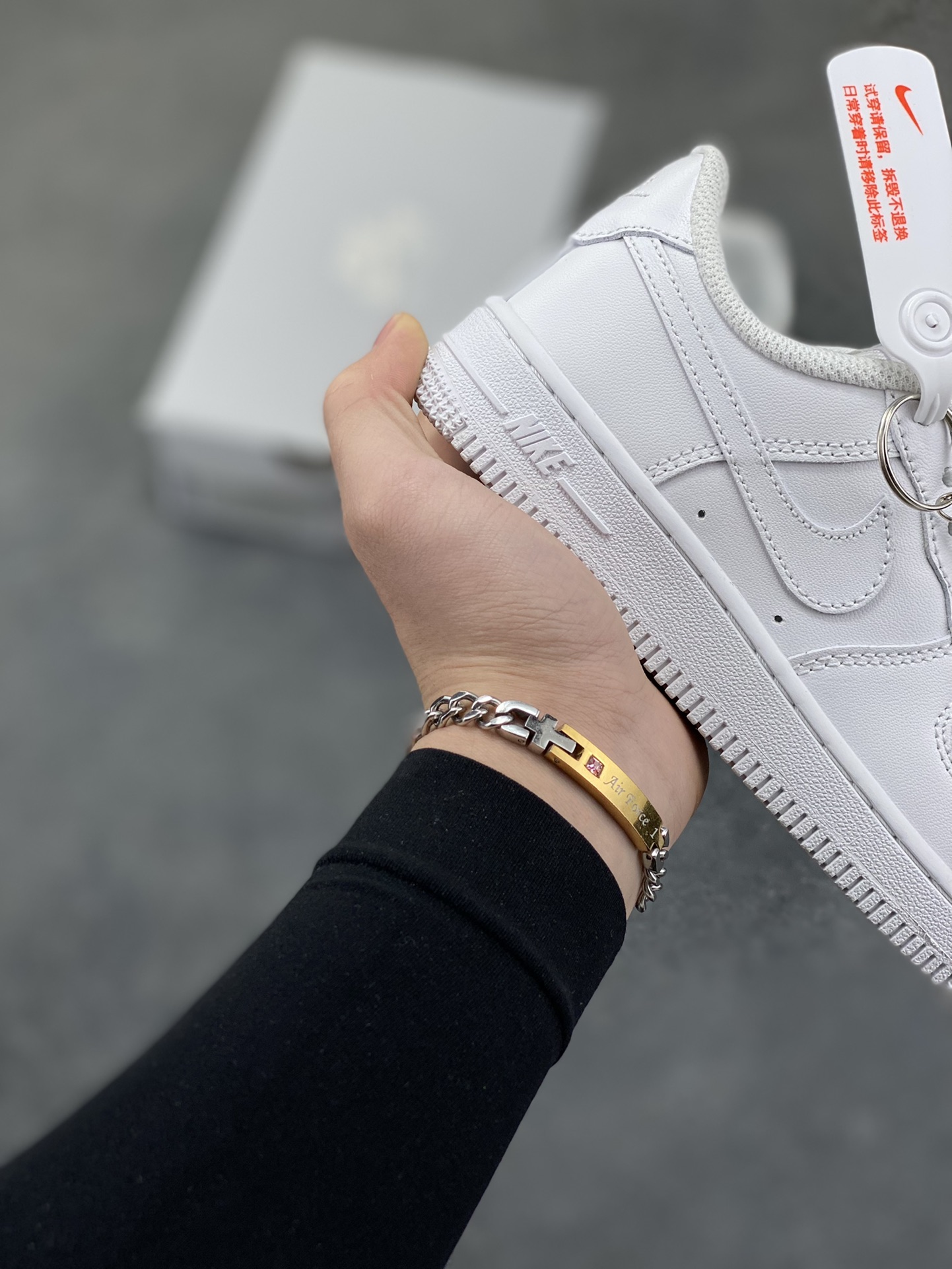图片[6]-福利特价 Nike AIR FORCE 1 LE (PS)空军一号低帮百搭休闲运动板鞋。柔软、弹性十足的缓震性能和出色的中底设计，横跨复古与现代的外型结合，造就出风靡全球三十多年的Force 1。 货号：315122-111 尺码：25 26 27.5 28 29.5 30 31 32 33.5 34 35-选品中心