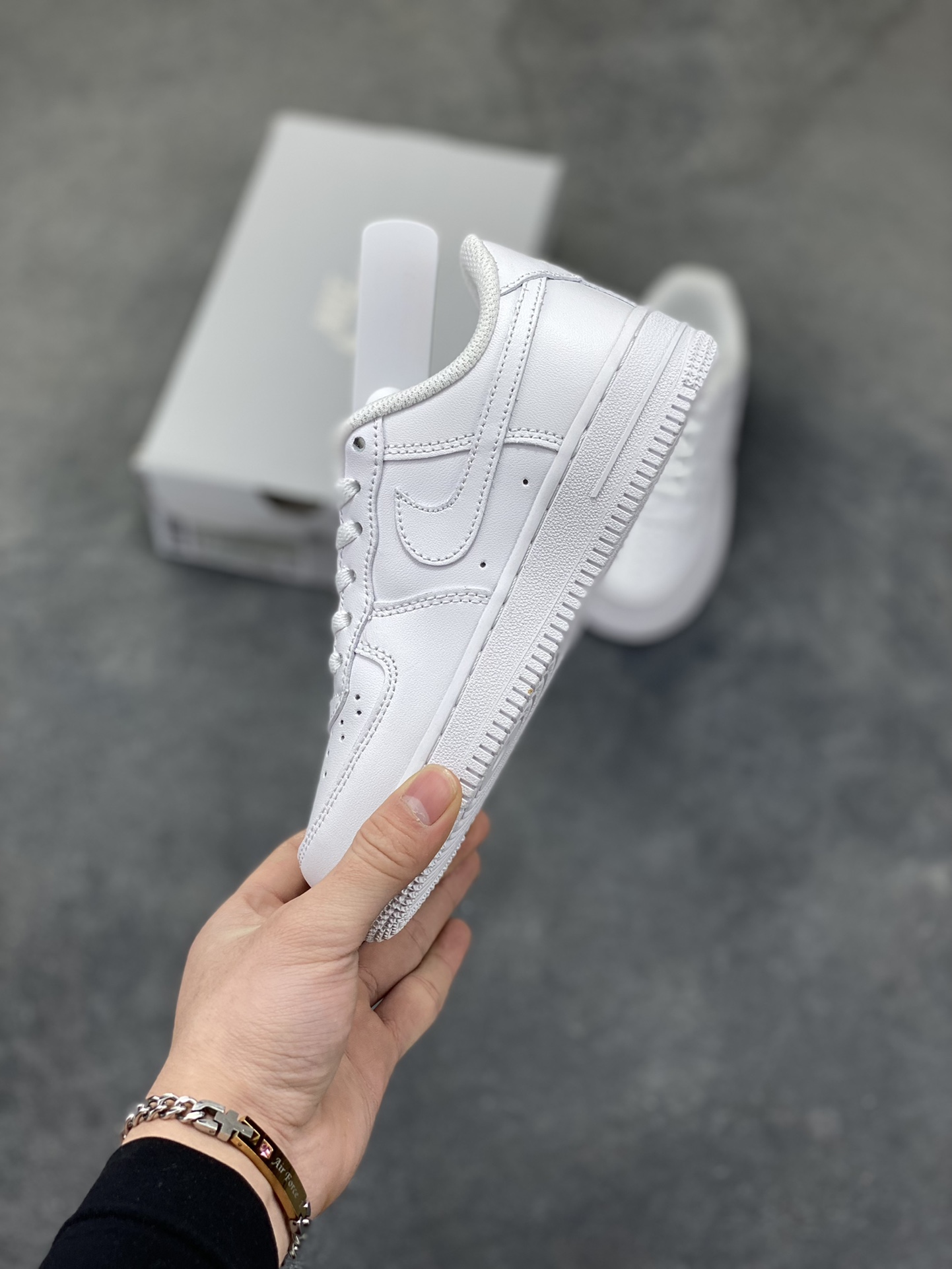 图片[3]-福利特价 Nike AIR FORCE 1 LE (PS)空军一号低帮百搭休闲运动板鞋。柔软、弹性十足的缓震性能和出色的中底设计，横跨复古与现代的外型结合，造就出风靡全球三十多年的Force 1。 货号：315122-111 尺码：25 26 27.5 28 29.5 30 31 32 33.5 34 35-选品中心