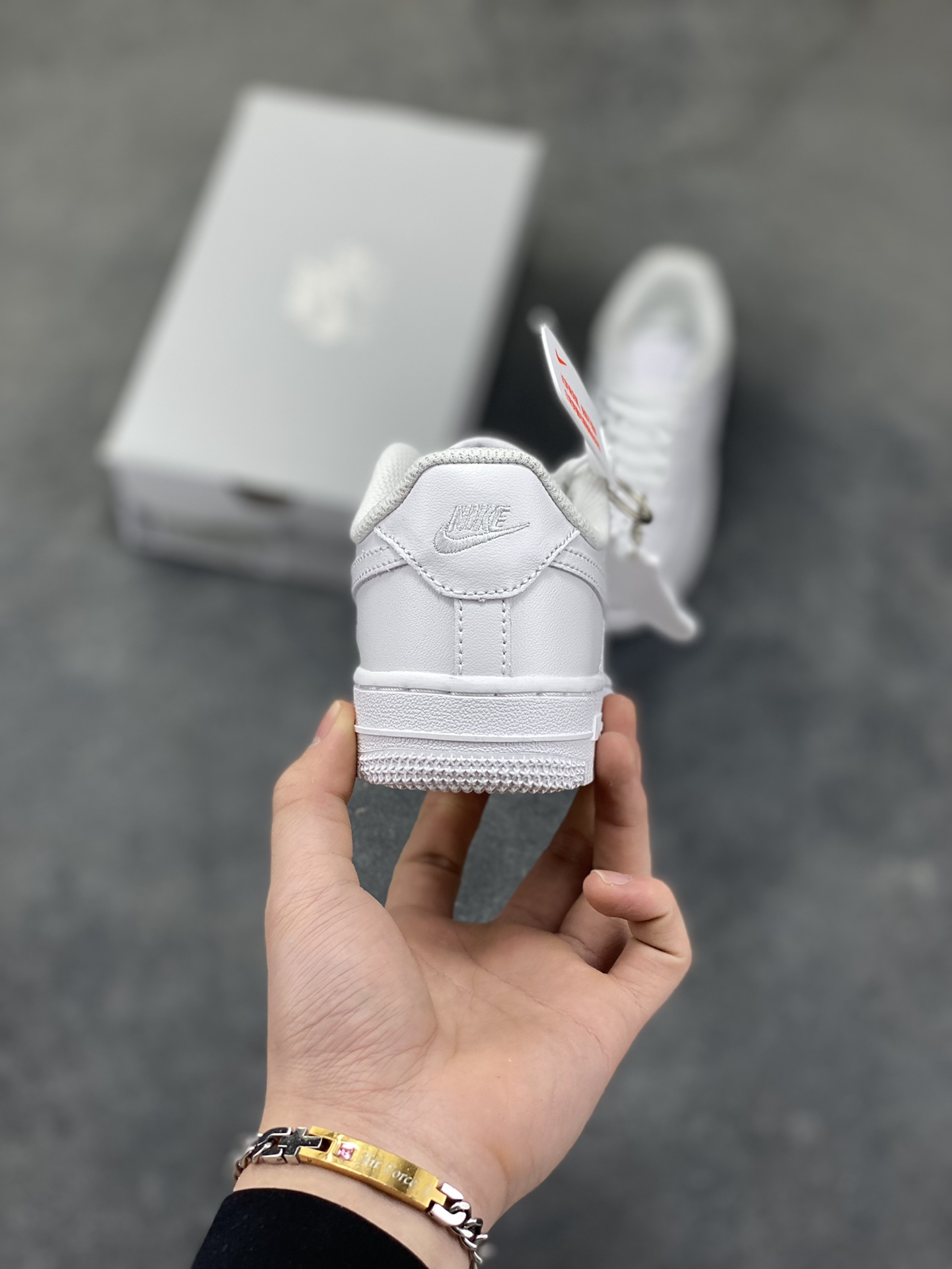 图片[4]-福利特价 Nike AIR FORCE 1 LE (PS)空军一号低帮百搭休闲运动板鞋。柔软、弹性十足的缓震性能和出色的中底设计，横跨复古与现代的外型结合，造就出风靡全球三十多年的Force 1。 货号：315122-111 尺码：25 26 27.5 28 29.5 30 31 32 33.5 34 35-选品中心