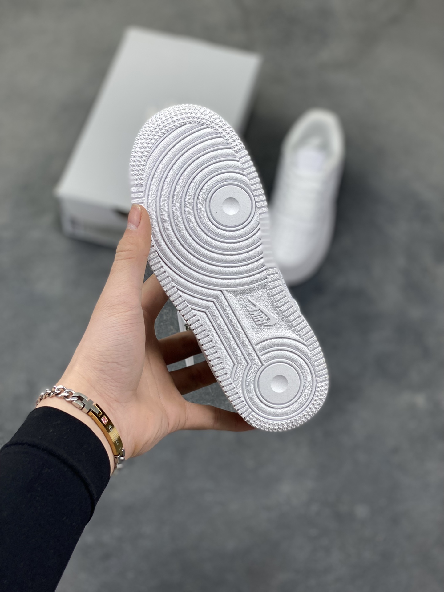 图片[5]-福利特价 Nike AIR FORCE 1 LE (PS)空军一号低帮百搭休闲运动板鞋。柔软、弹性十足的缓震性能和出色的中底设计，横跨复古与现代的外型结合，造就出风靡全球三十多年的Force 1。 货号：315122-111 尺码：25 26 27.5 28 29.5 30 31 32 33.5 34 35-选品中心