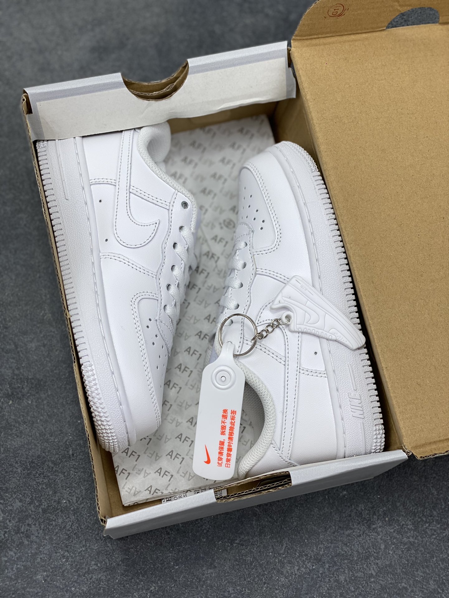 图片[9]-福利特价 Nike AIR FORCE 1 LE (PS)空军一号低帮百搭休闲运动板鞋。柔软、弹性十足的缓震性能和出色的中底设计，横跨复古与现代的外型结合，造就出风靡全球三十多年的Force 1。 货号：315122-111 尺码：25 26 27.5 28 29.5 30 31 32 33.5 34 35-选品中心