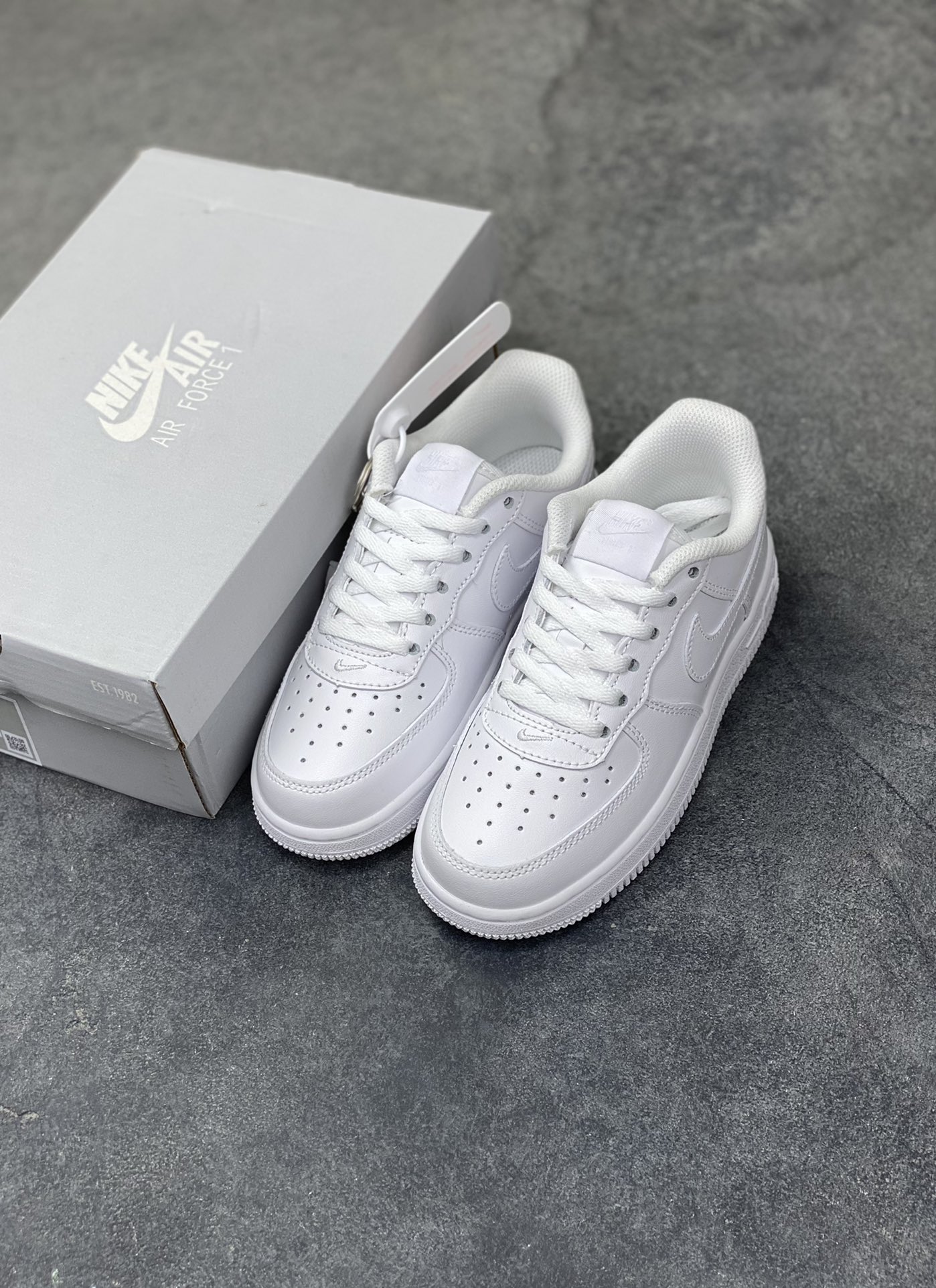 图片[8]-福利特价 Nike AIR FORCE 1 LE (PS)空军一号低帮百搭休闲运动板鞋。柔软、弹性十足的缓震性能和出色的中底设计，横跨复古与现代的外型结合，造就出风靡全球三十多年的Force 1。 货号：315122-111 尺码：25 26 27.5 28 29.5 30 31 32 33.5 34 35-选品中心