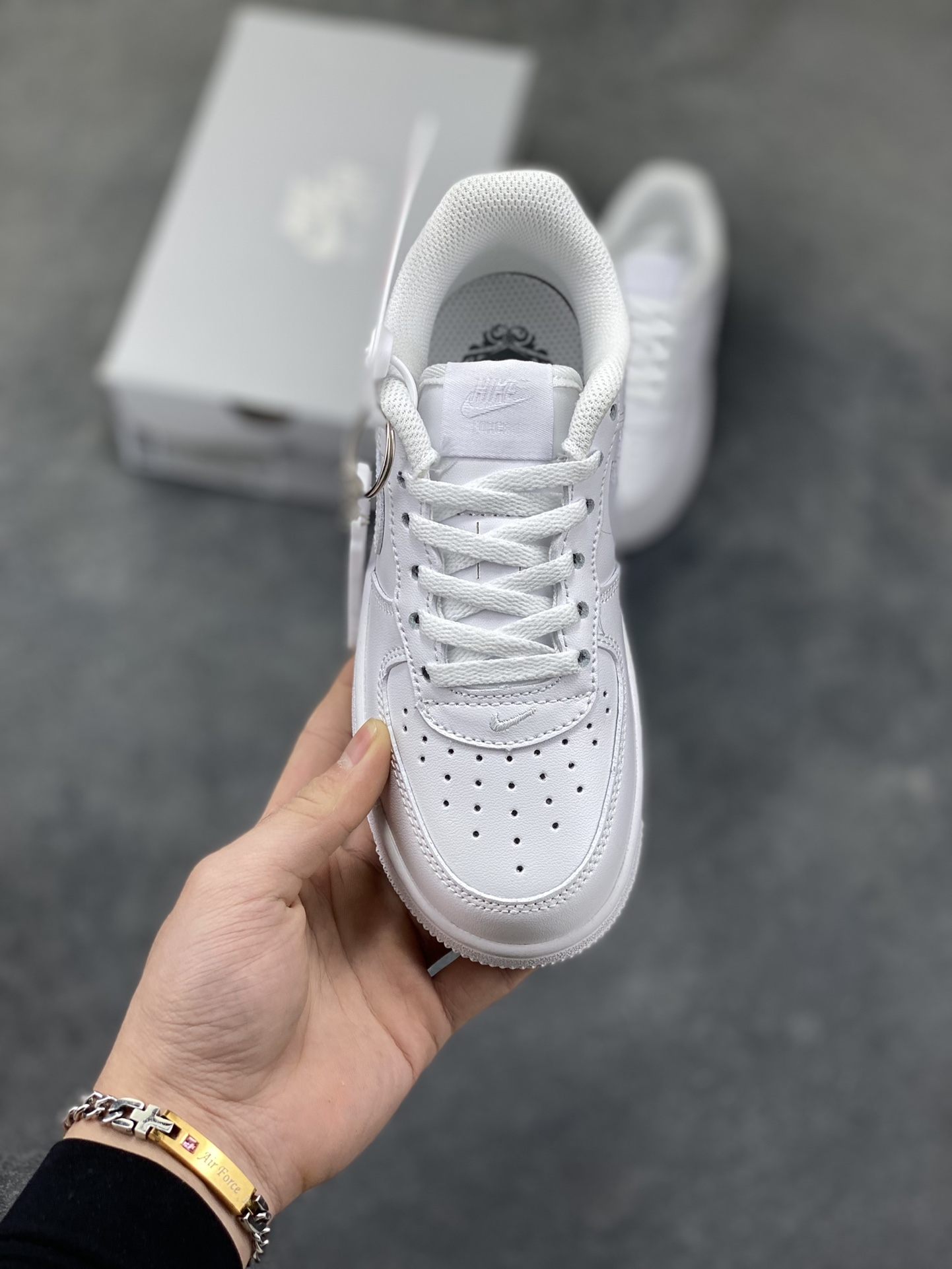 图片[2]-福利特价 Nike AIR FORCE 1 LE (PS)空军一号低帮百搭休闲运动板鞋。柔软、弹性十足的缓震性能和出色的中底设计，横跨复古与现代的外型结合，造就出风靡全球三十多年的Force 1。 货号：315122-111 尺码：25 26 27.5 28 29.5 30 31 32 33.5 34 35-选品中心