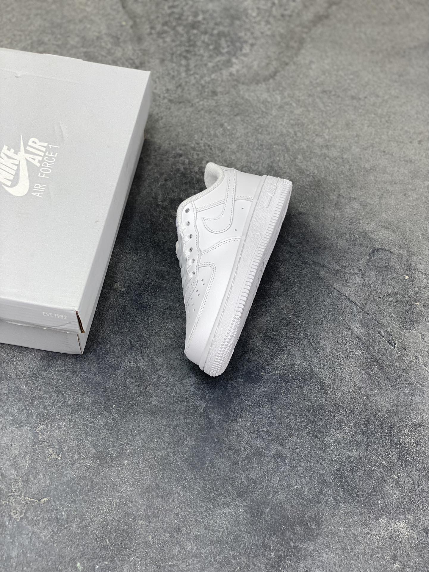 图片[7]-福利特价 Nike AIR FORCE 1 LE (PS)空军一号低帮百搭休闲运动板鞋。柔软、弹性十足的缓震性能和出色的中底设计，横跨复古与现代的外型结合，造就出风靡全球三十多年的Force 1。 货号：315122-111 尺码：25 26 27.5 28 29.5 30 31 32 33.5 34 35-选品中心