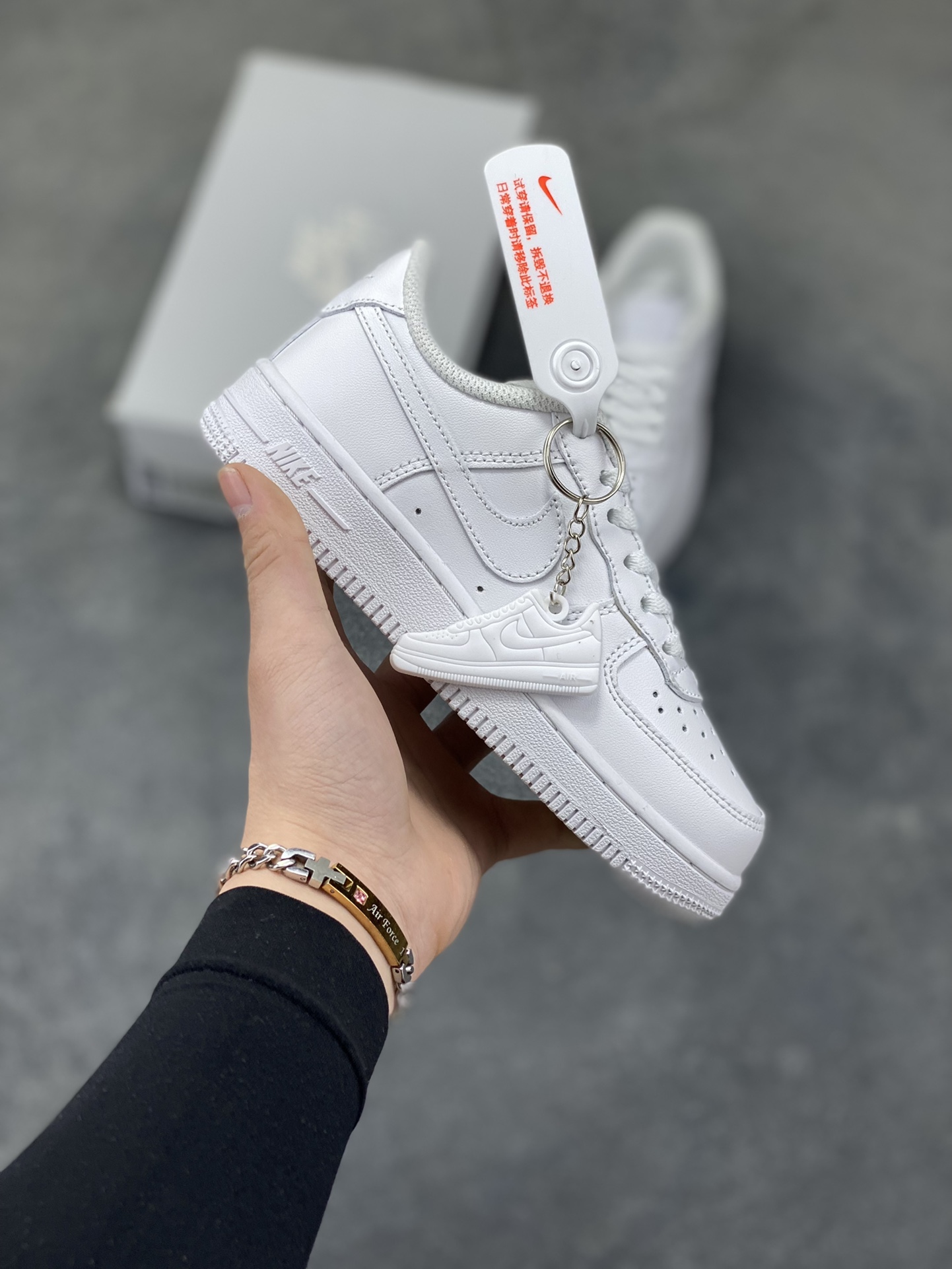 福利特价 Nike AIR FORCE 1 LE (PS)空军一号低帮百搭休闲运动板鞋。柔软、弹性十足的缓震性能和出色的中底设计，横跨复古与现代的外型结合，造就出风靡全球三十多年的Force 1。 货号：315122-111 尺码：25 26 27.5 28 29.5 30 31 32 33.5 34 35-选品中心