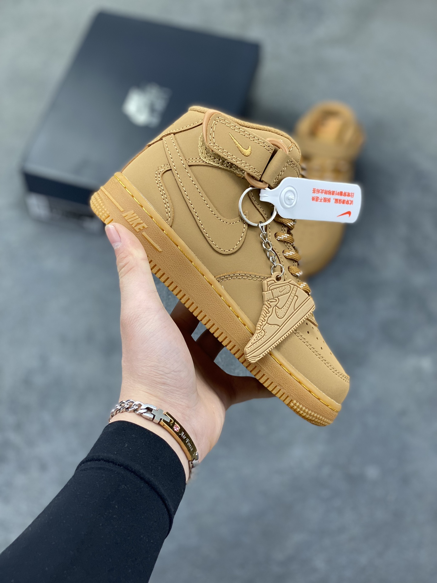 福利特价 Nike AIR FORCE 1 LE (PS)空军一号低帮百搭休闲运动板鞋。柔软、弹性十足的缓震性能和出色的中底设计，横跨复古与现代的外型结合，造就出风靡全球三十多年的Force 1。 货号：DJ9158-200 尺码：25 26 27.5 28 29.5 30 31 32 33.5 34 35-选品中心