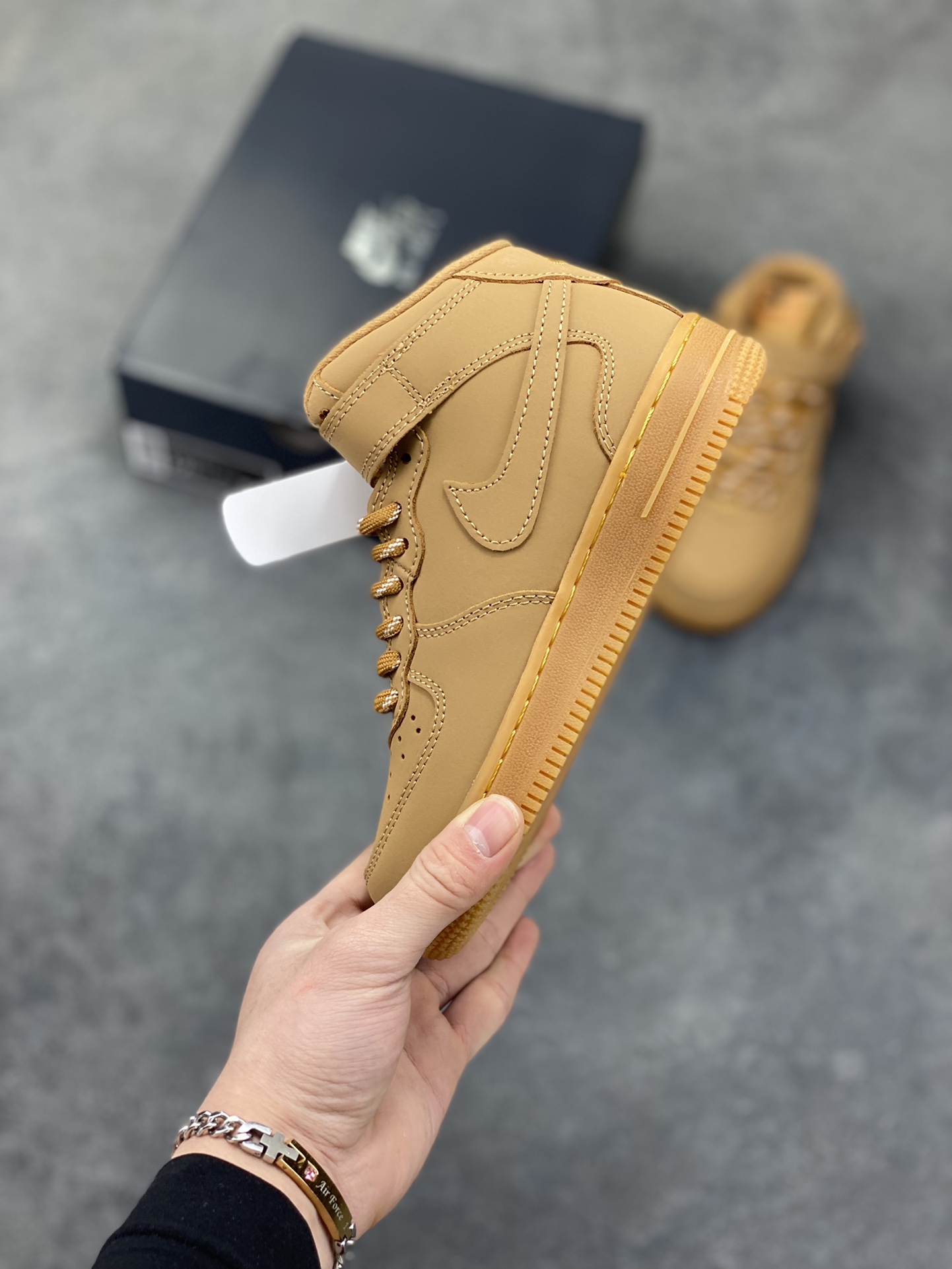图片[3]-福利特价 Nike AIR FORCE 1 LE (PS)空军一号低帮百搭休闲运动板鞋。柔软、弹性十足的缓震性能和出色的中底设计，横跨复古与现代的外型结合，造就出风靡全球三十多年的Force 1。 货号：DJ9158-200 尺码：25 26 27.5 28 29.5 30 31 32 33.5 34 35-选品中心