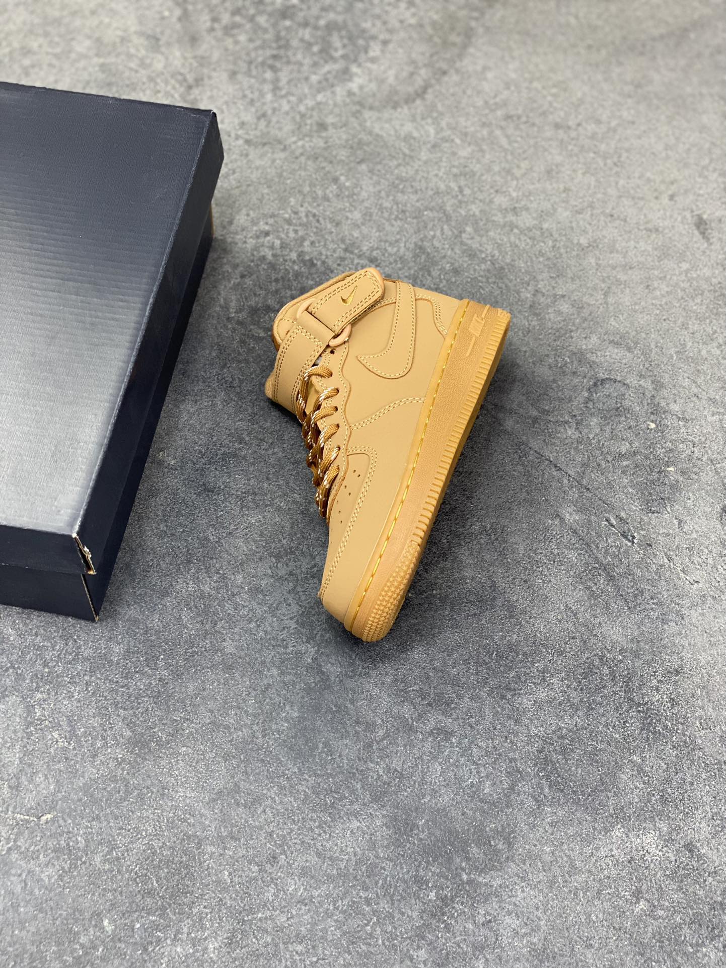 图片[7]-福利特价 Nike AIR FORCE 1 LE (PS)空军一号低帮百搭休闲运动板鞋。柔软、弹性十足的缓震性能和出色的中底设计，横跨复古与现代的外型结合，造就出风靡全球三十多年的Force 1。 货号：DJ9158-200 尺码：25 26 27.5 28 29.5 30 31 32 33.5 34 35-选品中心