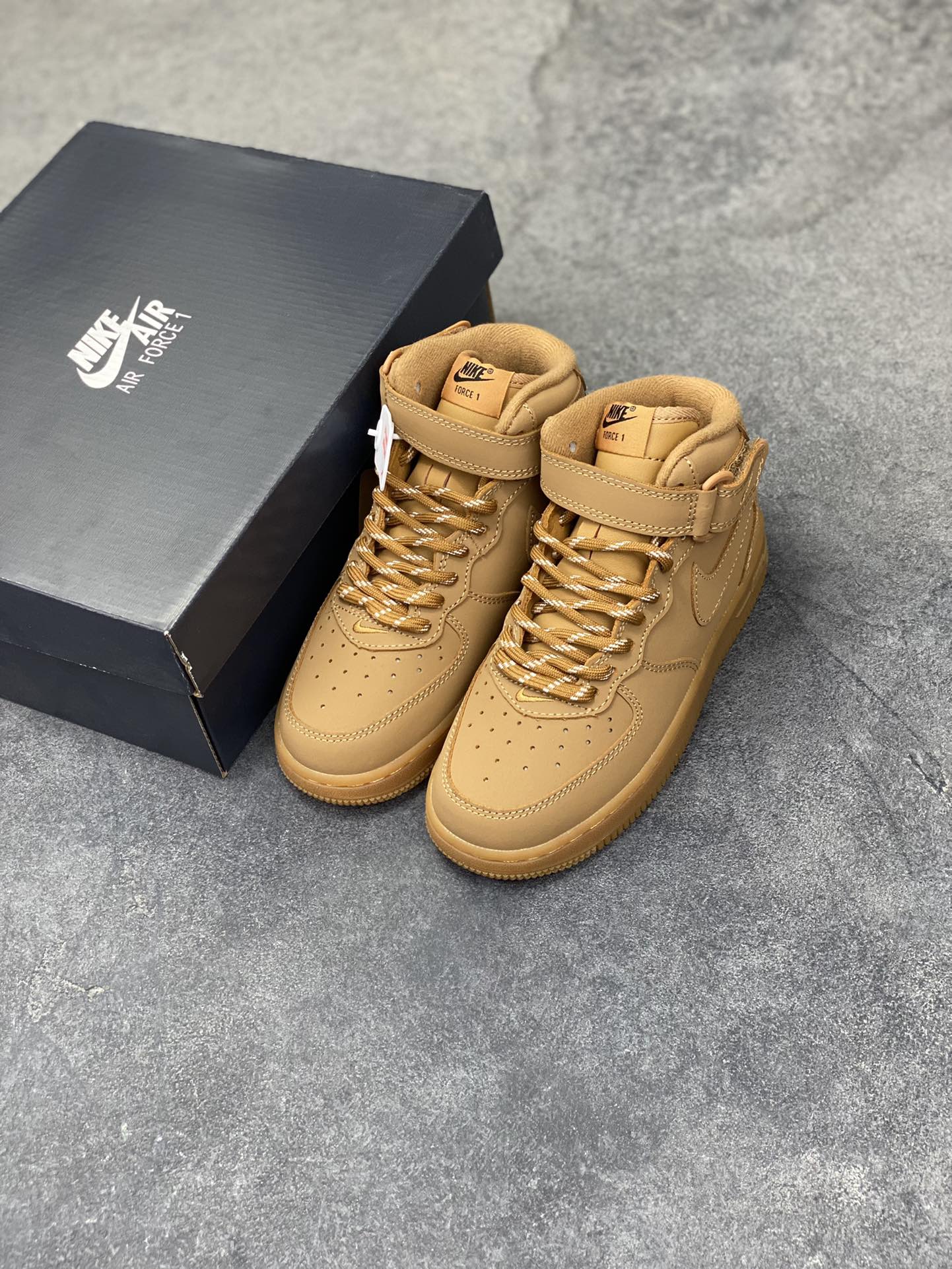 图片[8]-福利特价 Nike AIR FORCE 1 LE (PS)空军一号低帮百搭休闲运动板鞋。柔软、弹性十足的缓震性能和出色的中底设计，横跨复古与现代的外型结合，造就出风靡全球三十多年的Force 1。 货号：DJ9158-200 尺码：25 26 27.5 28 29.5 30 31 32 33.5 34 35-选品中心