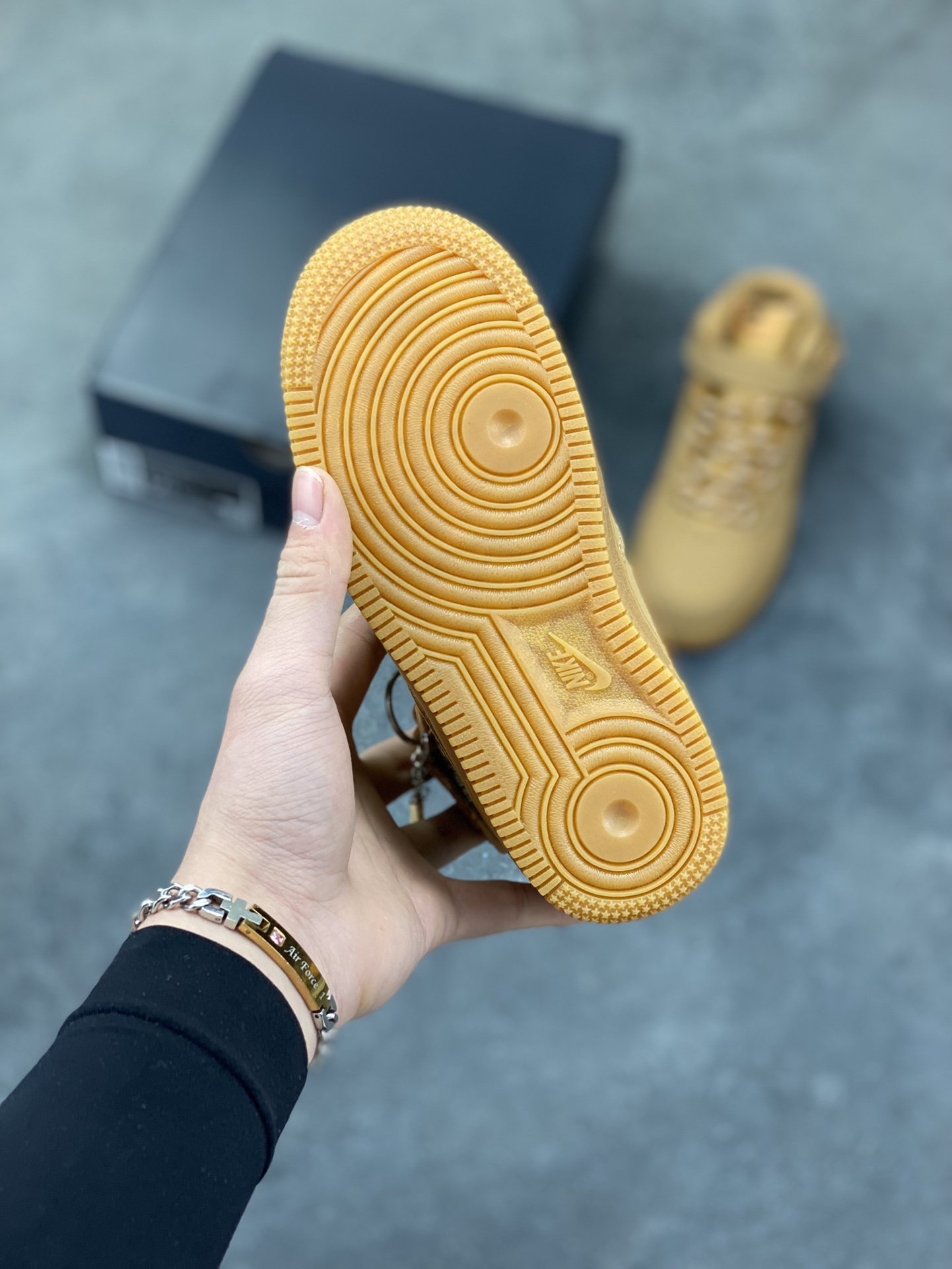 图片[5]-福利特价 Nike AIR FORCE 1 LE (PS)空军一号低帮百搭休闲运动板鞋。柔软、弹性十足的缓震性能和出色的中底设计，横跨复古与现代的外型结合，造就出风靡全球三十多年的Force 1。 货号：DJ9158-200 尺码：25 26 27.5 28 29.5 30 31 32 33.5 34 35-选品中心