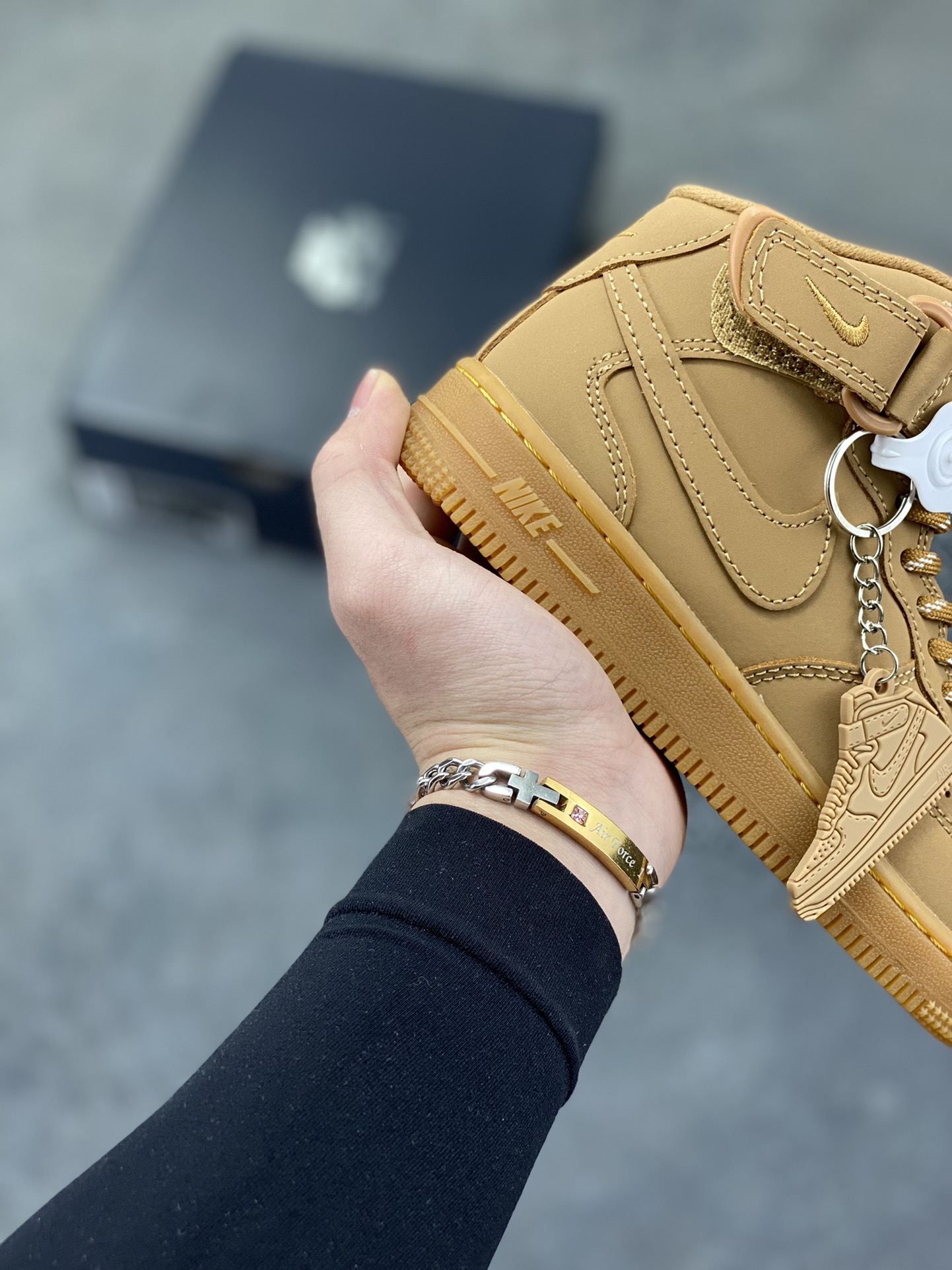 图片[6]-福利特价 Nike AIR FORCE 1 LE (PS)空军一号低帮百搭休闲运动板鞋。柔软、弹性十足的缓震性能和出色的中底设计，横跨复古与现代的外型结合，造就出风靡全球三十多年的Force 1。 货号：DJ9158-200 尺码：25 26 27.5 28 29.5 30 31 32 33.5 34 35-选品中心