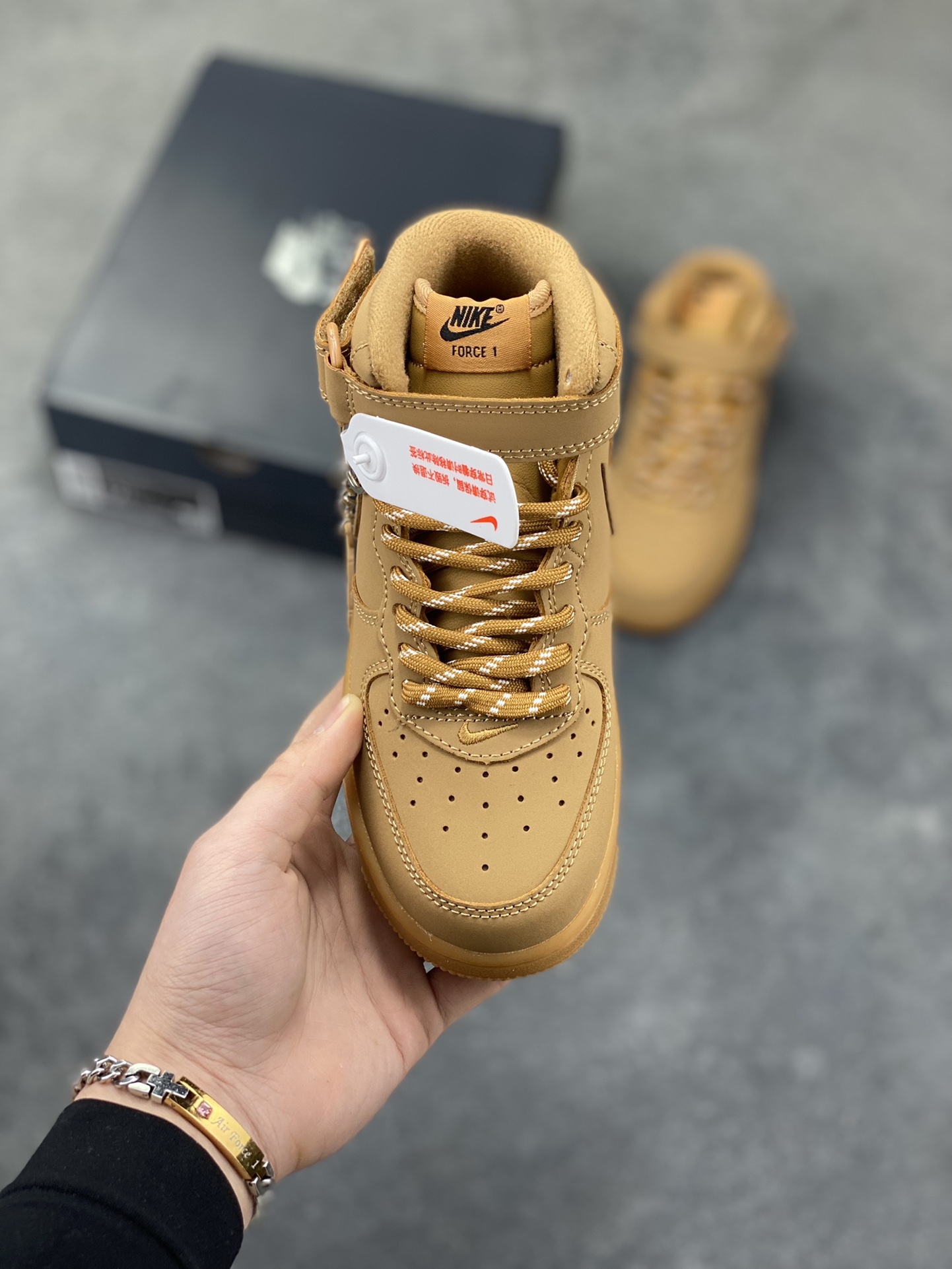 图片[2]-福利特价 Nike AIR FORCE 1 LE (PS)空军一号低帮百搭休闲运动板鞋。柔软、弹性十足的缓震性能和出色的中底设计，横跨复古与现代的外型结合，造就出风靡全球三十多年的Force 1。 货号：DJ9158-200 尺码：25 26 27.5 28 29.5 30 31 32 33.5 34 35-选品中心