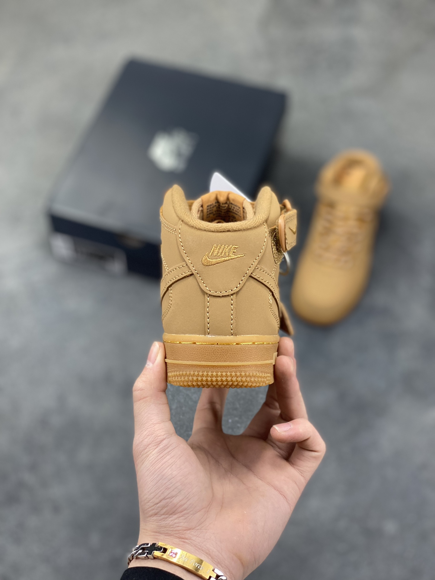 图片[4]-福利特价 Nike AIR FORCE 1 LE (PS)空军一号低帮百搭休闲运动板鞋。柔软、弹性十足的缓震性能和出色的中底设计，横跨复古与现代的外型结合，造就出风靡全球三十多年的Force 1。 货号：DJ9158-200 尺码：25 26 27.5 28 29.5 30 31 32 33.5 34 35-选品中心