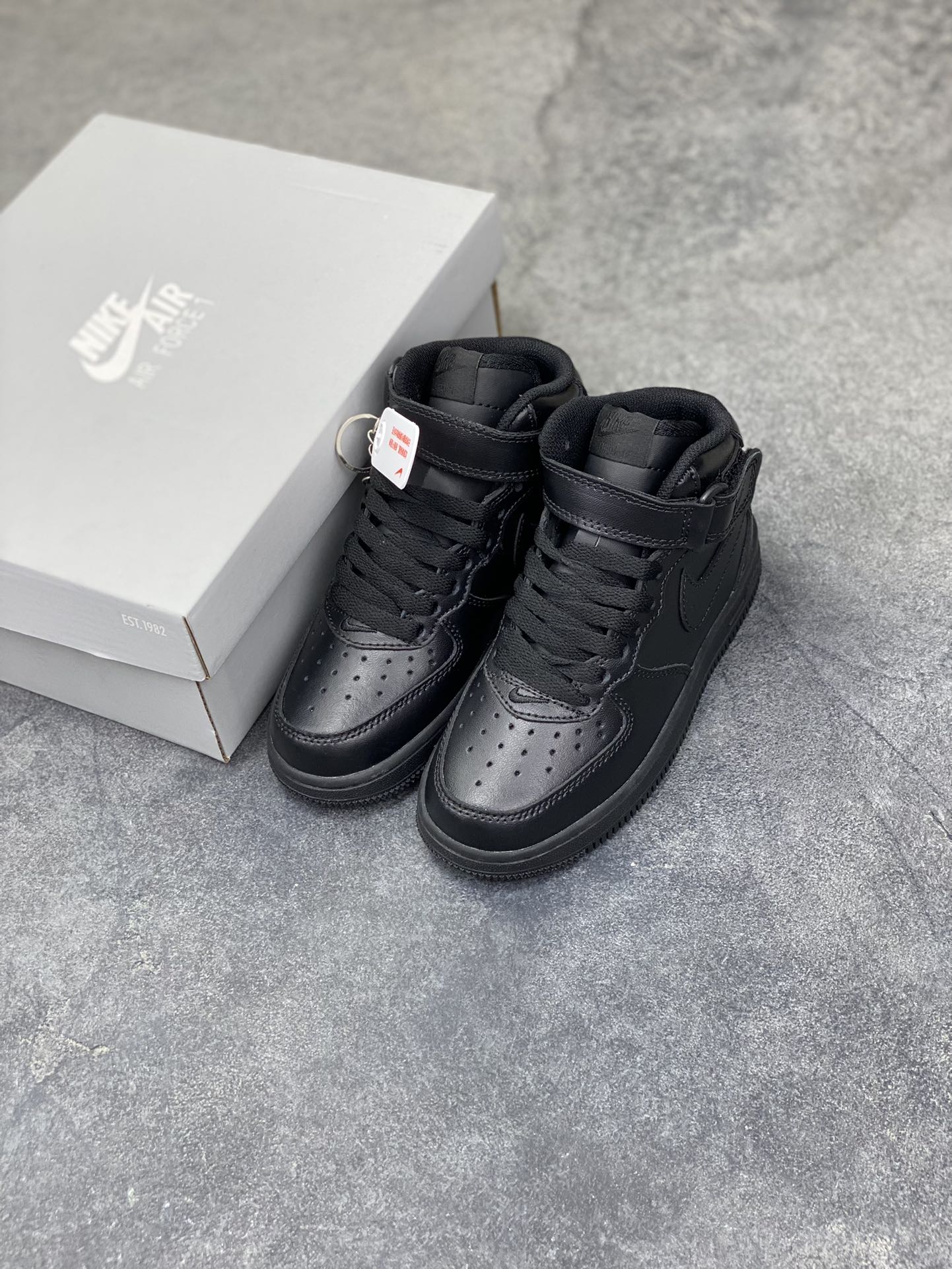 图片[8]-福利特价 Nike AIR FORCE 1 LE (PS)空军一号低帮百搭休闲运动板鞋。柔软、弹性十足的缓震性能和出色的中底设计，横跨复古与现代的外型结合，造就出风靡全球三十多年的Force 1。 货号：315123-001 尺码：25 26 27.5 28 29.5 30 31 32 33.5 34 35-选品中心