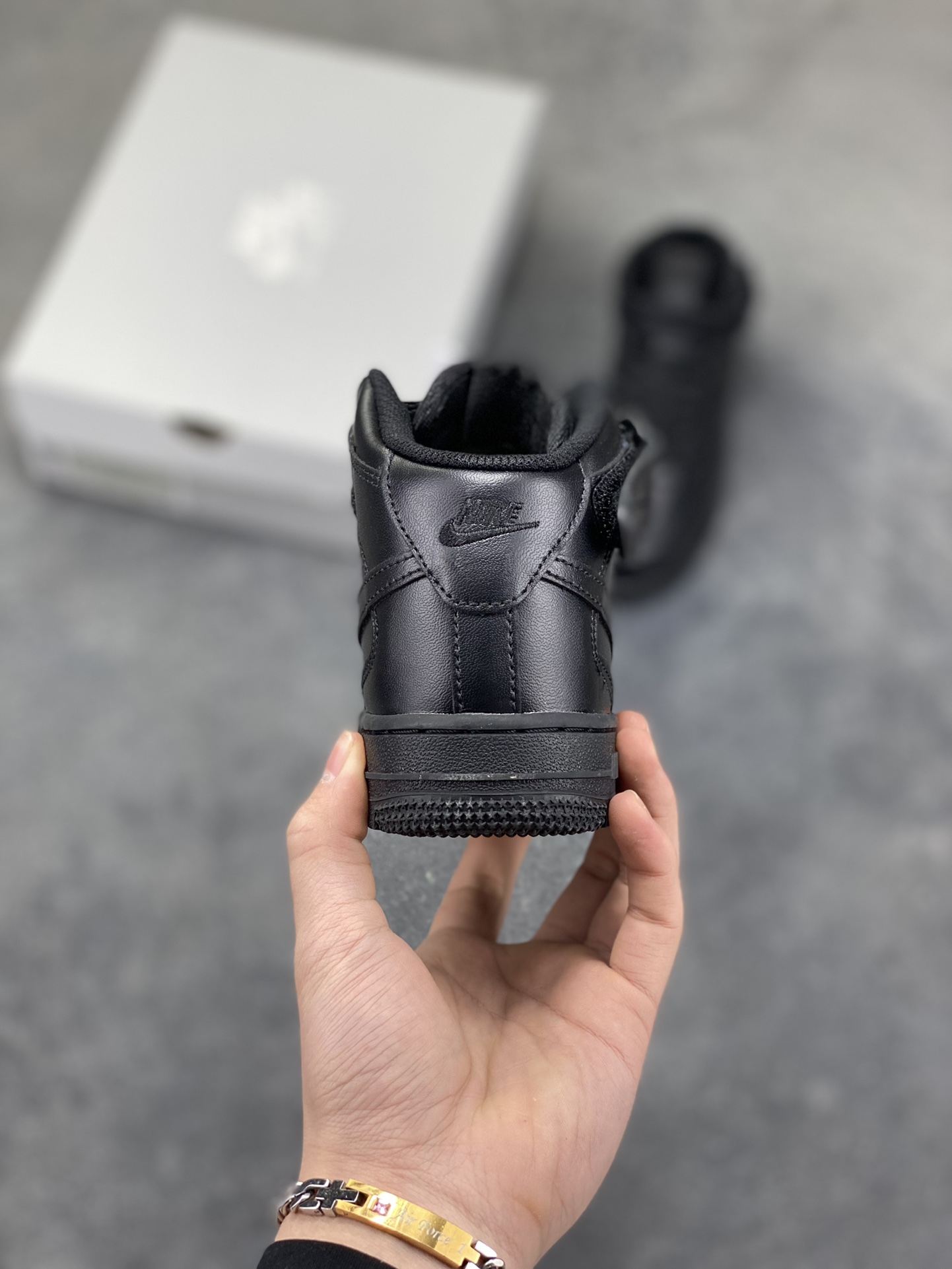 图片[4]-福利特价 Nike AIR FORCE 1 LE (PS)空军一号低帮百搭休闲运动板鞋。柔软、弹性十足的缓震性能和出色的中底设计，横跨复古与现代的外型结合，造就出风靡全球三十多年的Force 1。 货号：315123-001 尺码：25 26 27.5 28 29.5 30 31 32 33.5 34 35-选品中心