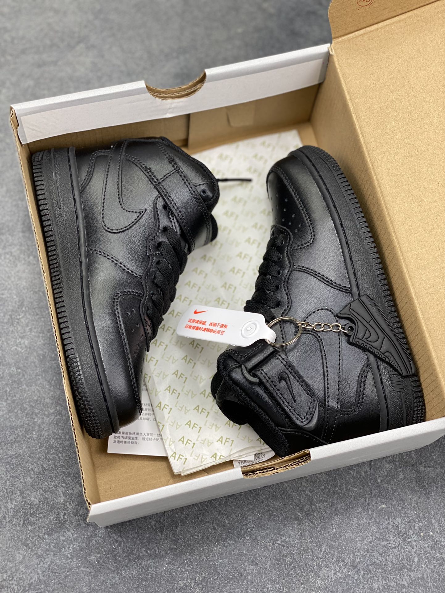 图片[9]-福利特价 Nike AIR FORCE 1 LE (PS)空军一号低帮百搭休闲运动板鞋。柔软、弹性十足的缓震性能和出色的中底设计，横跨复古与现代的外型结合，造就出风靡全球三十多年的Force 1。 货号：315123-001 尺码：25 26 27.5 28 29.5 30 31 32 33.5 34 35-选品中心