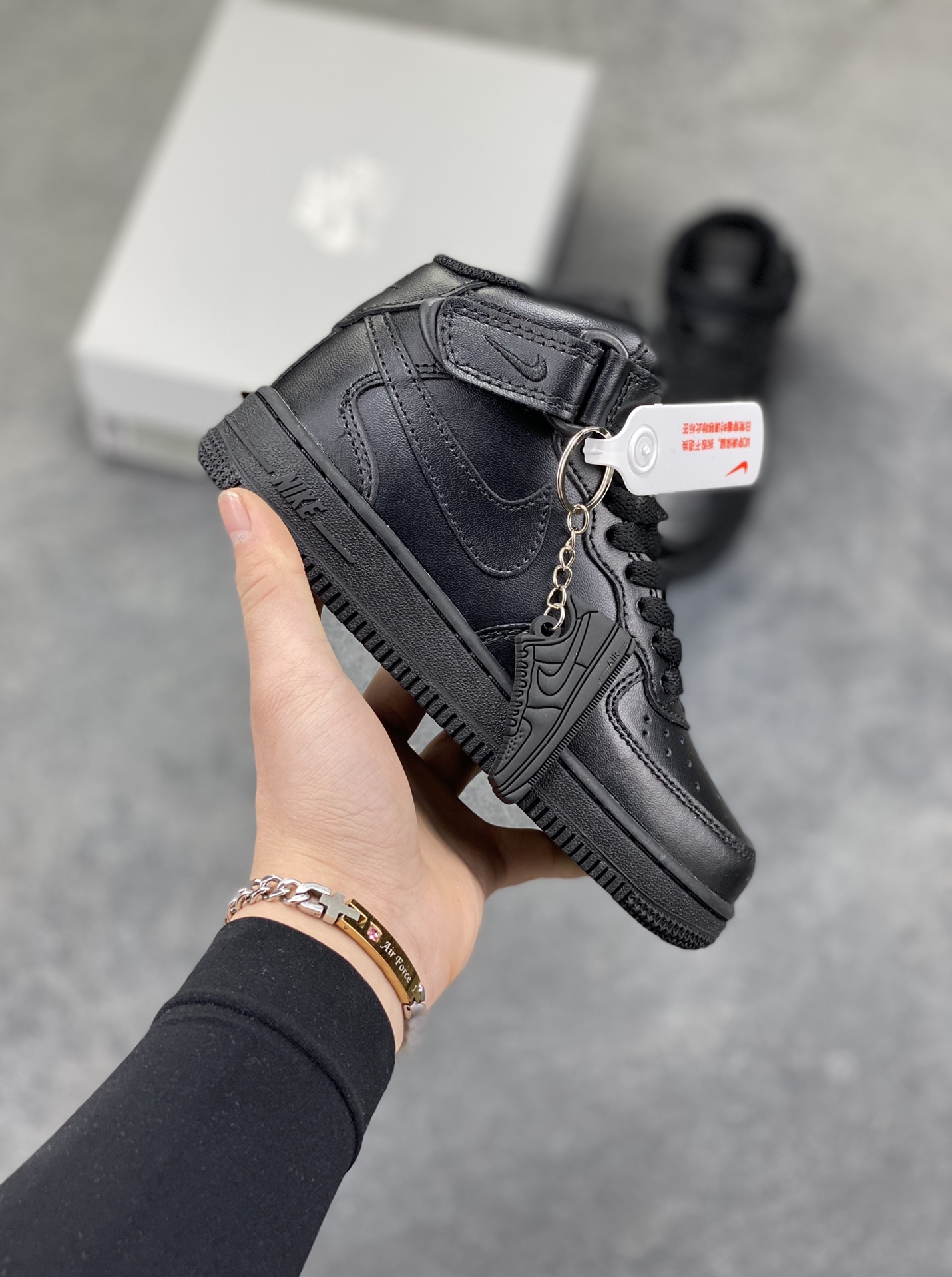 福利特价 Nike AIR FORCE 1 LE (PS)空军一号低帮百搭休闲运动板鞋。柔软、弹性十足的缓震性能和出色的中底设计，横跨复古与现代的外型结合，造就出风靡全球三十多年的Force 1。 货号：315123-001 尺码：25 26 27.5 28 29.5 30 31 32 33.5 34 35-选品中心