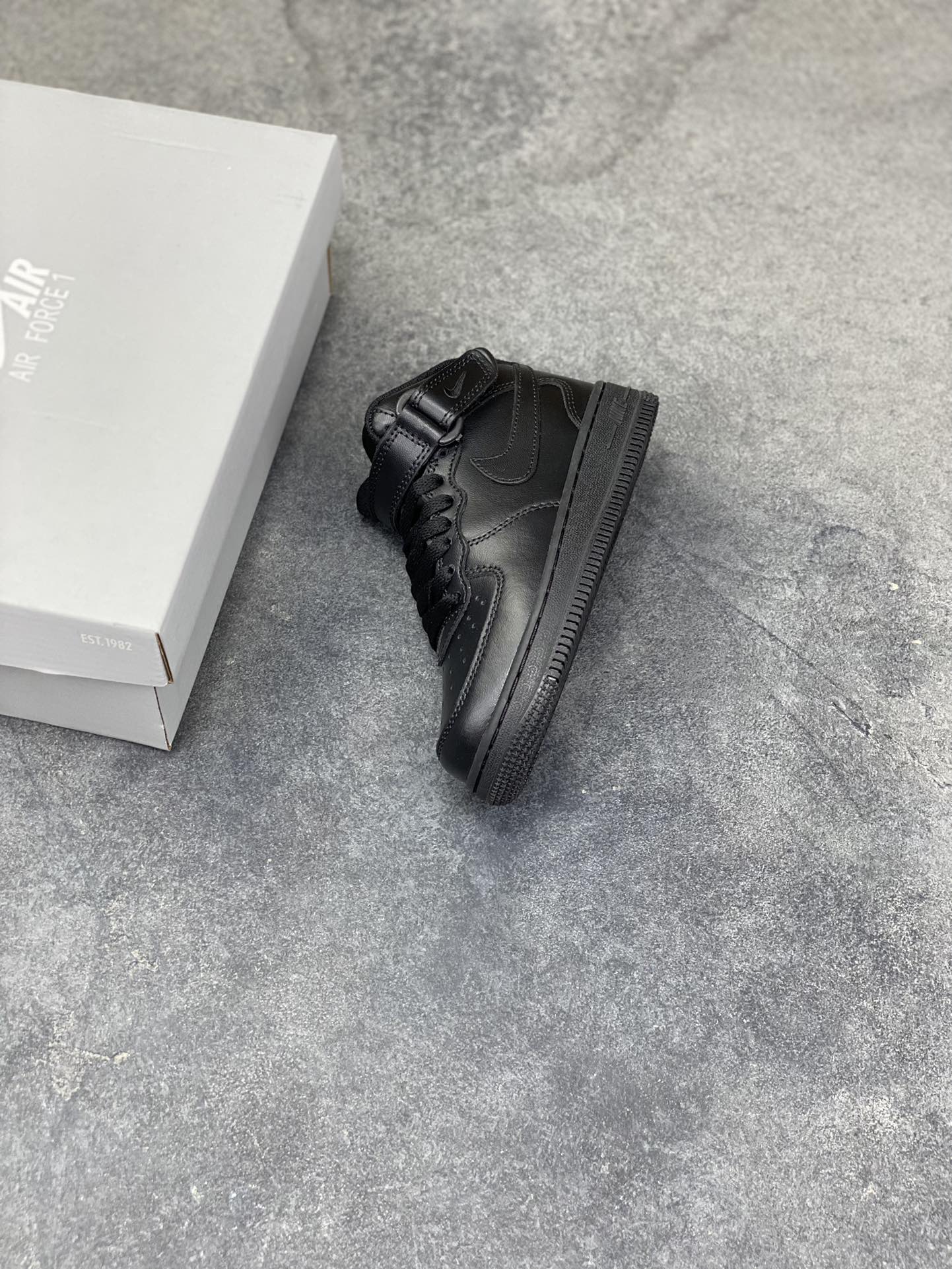 图片[7]-福利特价 Nike AIR FORCE 1 LE (PS)空军一号低帮百搭休闲运动板鞋。柔软、弹性十足的缓震性能和出色的中底设计，横跨复古与现代的外型结合，造就出风靡全球三十多年的Force 1。 货号：315123-001 尺码：25 26 27.5 28 29.5 30 31 32 33.5 34 35-选品中心