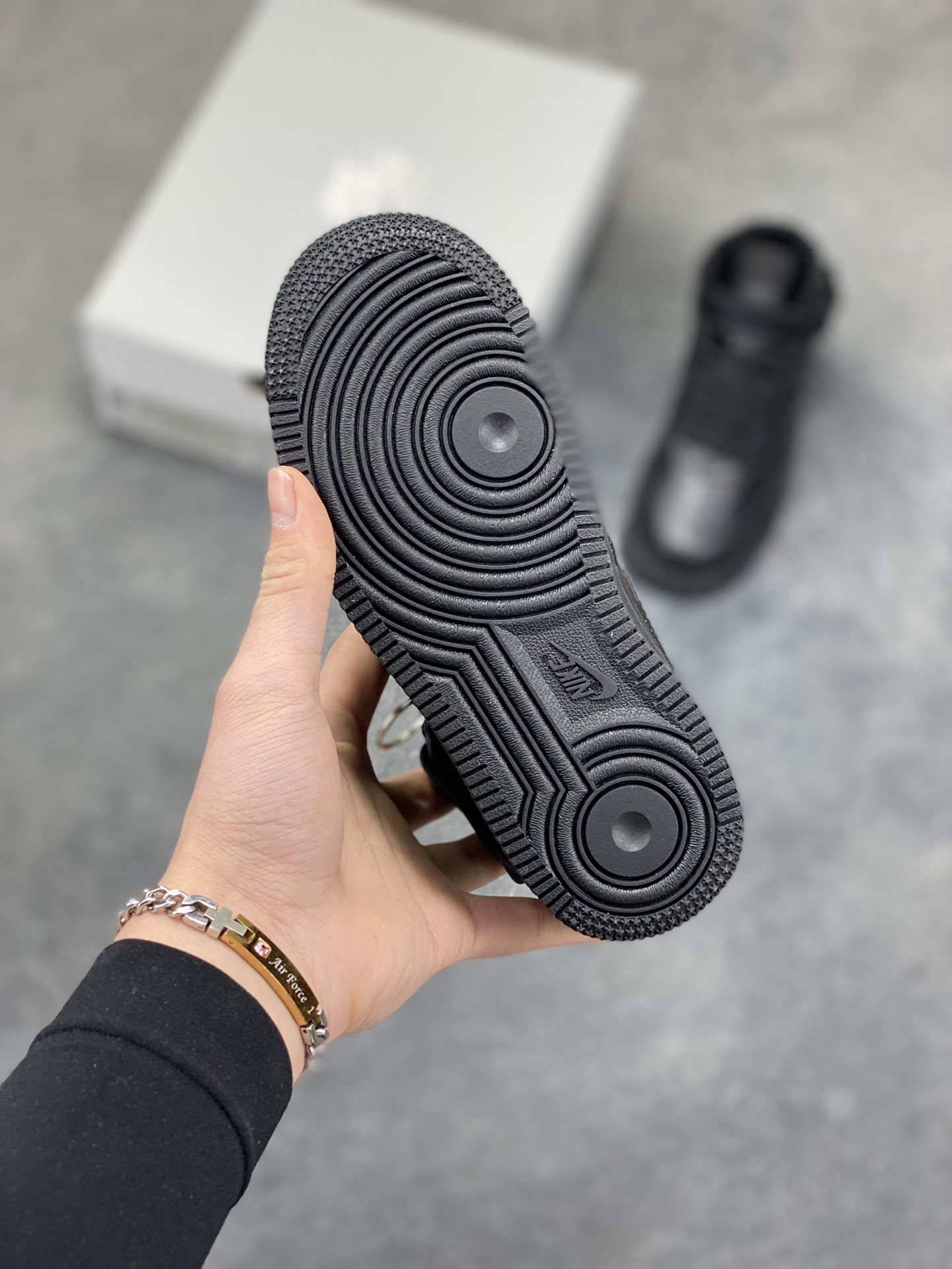 图片[5]-福利特价 Nike AIR FORCE 1 LE (PS)空军一号低帮百搭休闲运动板鞋。柔软、弹性十足的缓震性能和出色的中底设计，横跨复古与现代的外型结合，造就出风靡全球三十多年的Force 1。 货号：315123-001 尺码：25 26 27.5 28 29.5 30 31 32 33.5 34 35-选品中心