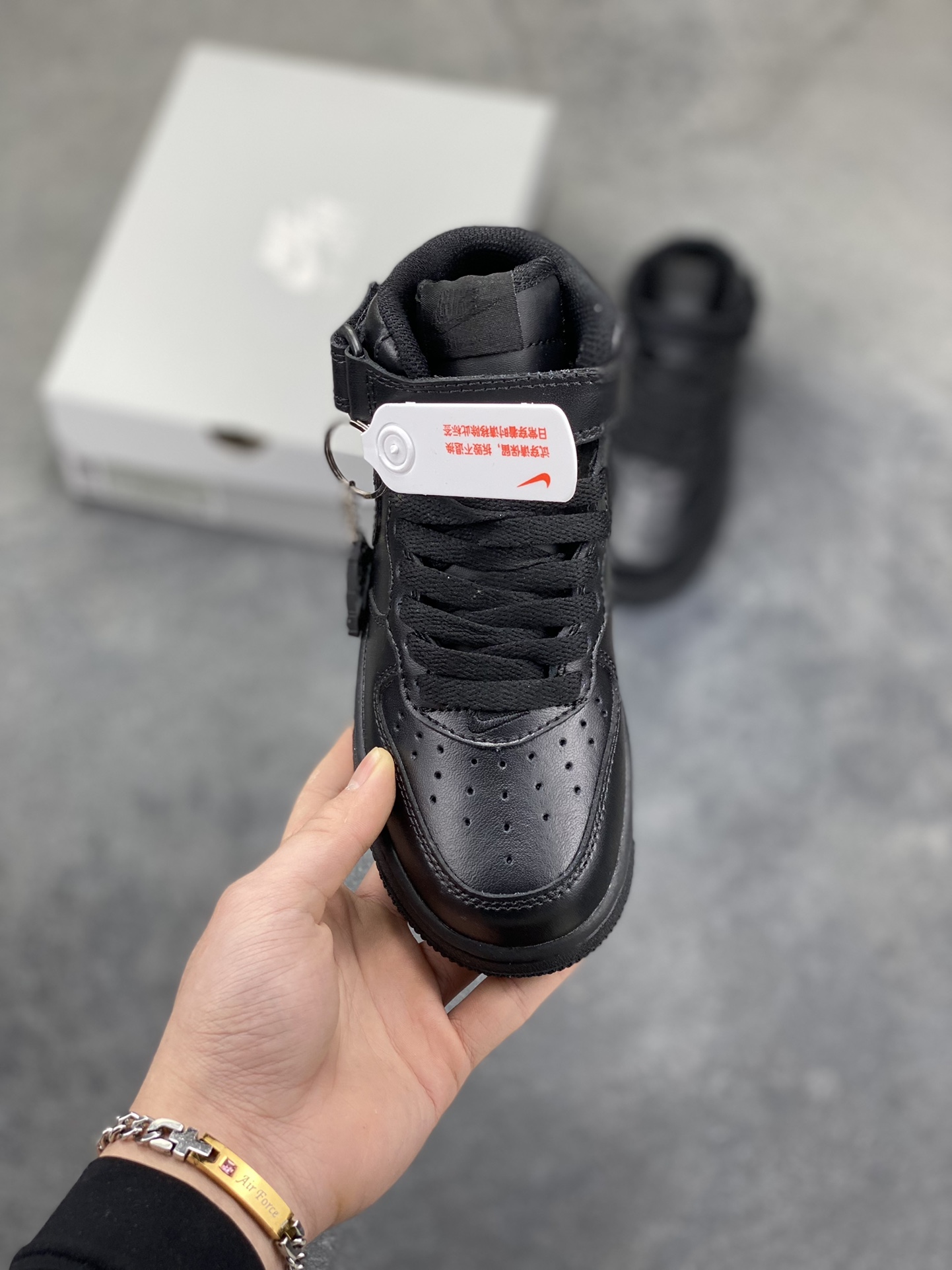 图片[2]-福利特价 Nike AIR FORCE 1 LE (PS)空军一号低帮百搭休闲运动板鞋。柔软、弹性十足的缓震性能和出色的中底设计，横跨复古与现代的外型结合，造就出风靡全球三十多年的Force 1。 货号：315123-001 尺码：25 26 27.5 28 29.5 30 31 32 33.5 34 35-选品中心