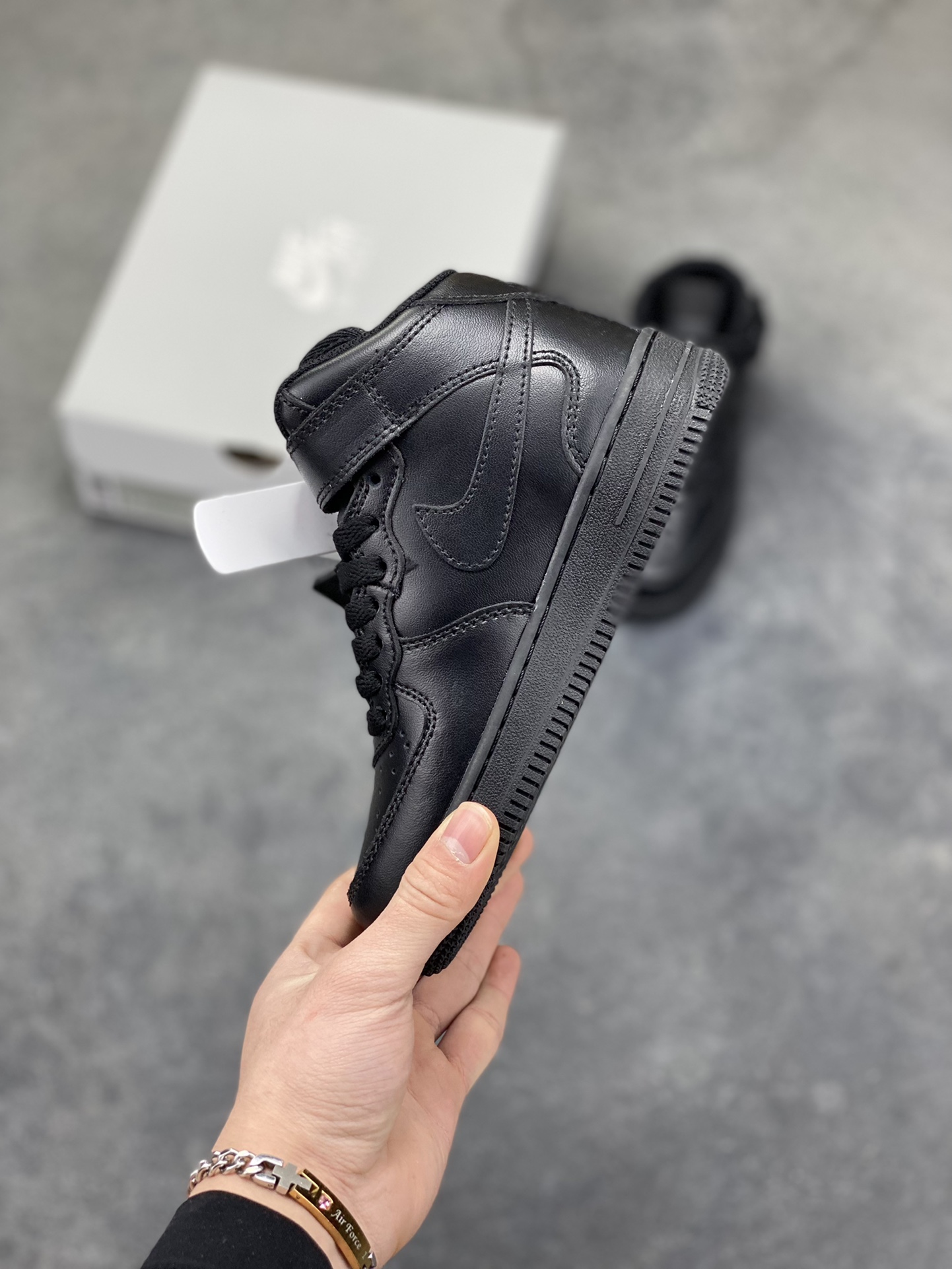 图片[3]-福利特价 Nike AIR FORCE 1 LE (PS)空军一号低帮百搭休闲运动板鞋。柔软、弹性十足的缓震性能和出色的中底设计，横跨复古与现代的外型结合，造就出风靡全球三十多年的Force 1。 货号：315123-001 尺码：25 26 27.5 28 29.5 30 31 32 33.5 34 35-选品中心