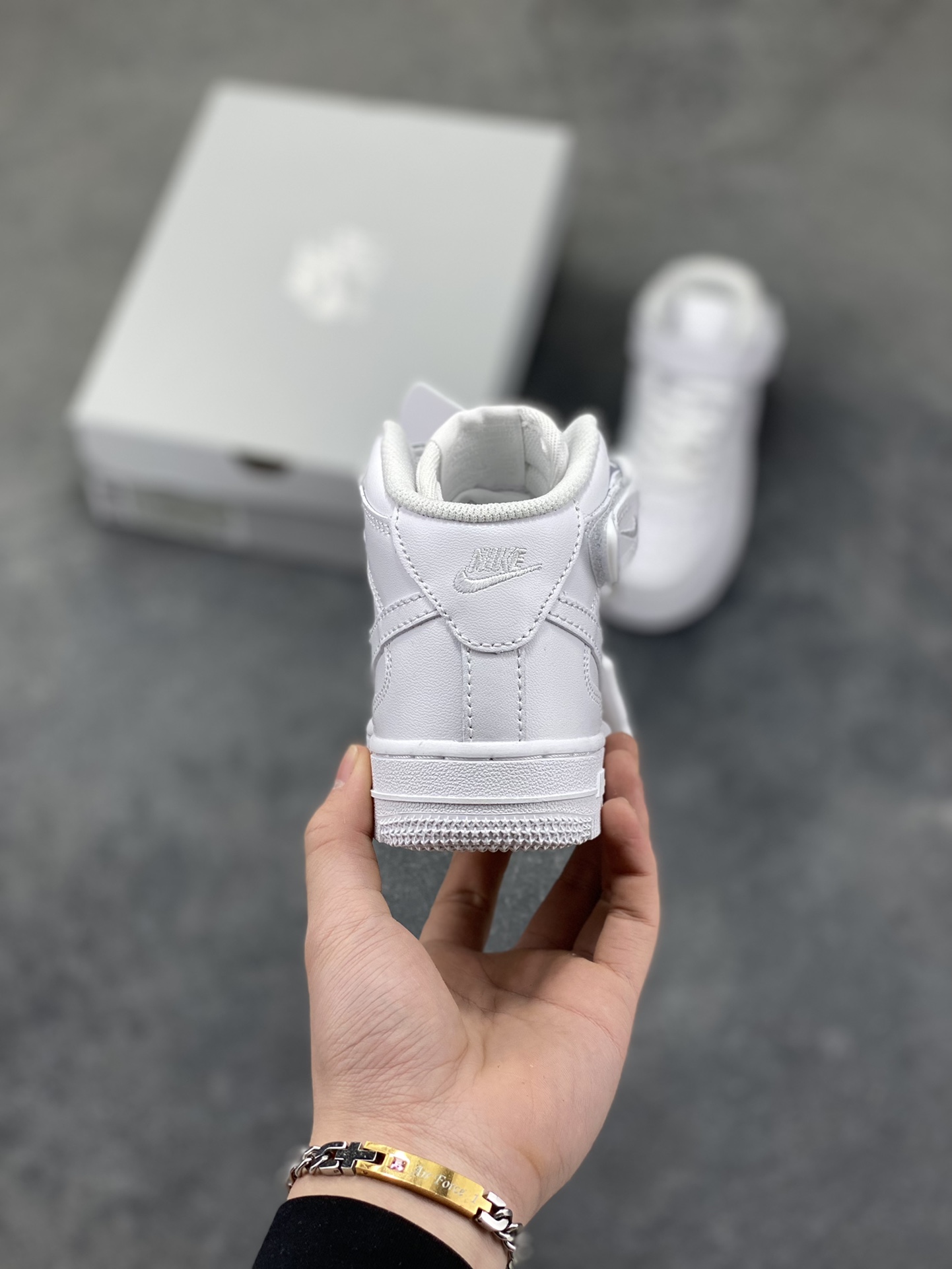 图片[4]-福利特价 Nike AIR FORCE 1 LE (PS)空军一号低帮百搭休闲运动板鞋。柔软、弹性十足的缓震性能和出色的中底设计，横跨复古与现代的外型结合，造就出风靡全球三十多年的Force 1。 货号：315123-111 尺码：25 26 27.5 28 29.5 30 31 32 33.5 34 35-选品中心