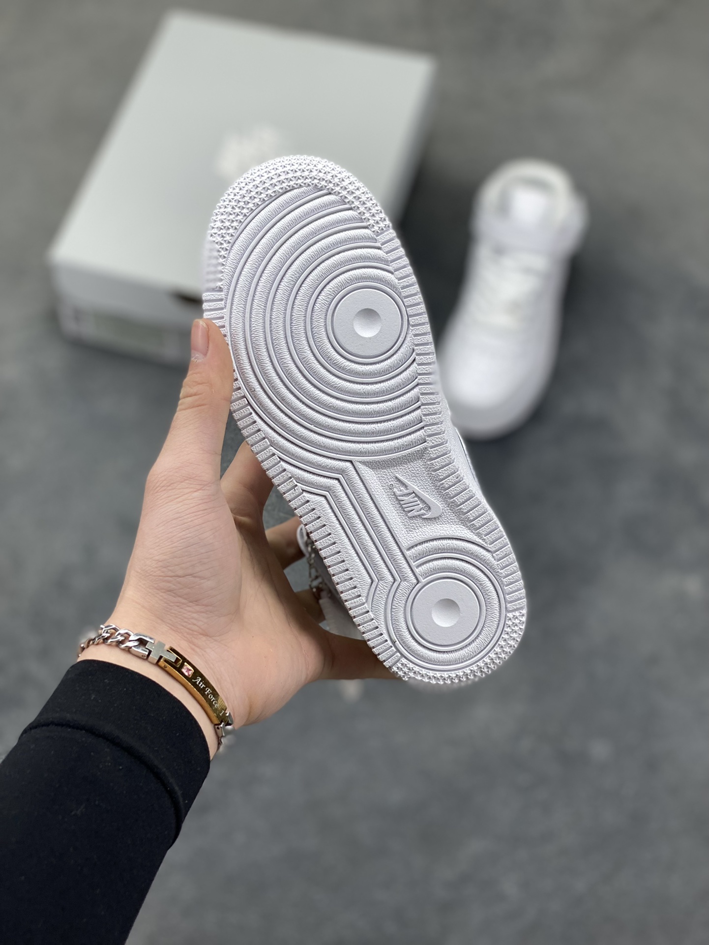 图片[5]-福利特价 Nike AIR FORCE 1 LE (PS)空军一号低帮百搭休闲运动板鞋。柔软、弹性十足的缓震性能和出色的中底设计，横跨复古与现代的外型结合，造就出风靡全球三十多年的Force 1。 货号：315123-111 尺码：25 26 27.5 28 29.5 30 31 32 33.5 34 35-选品中心