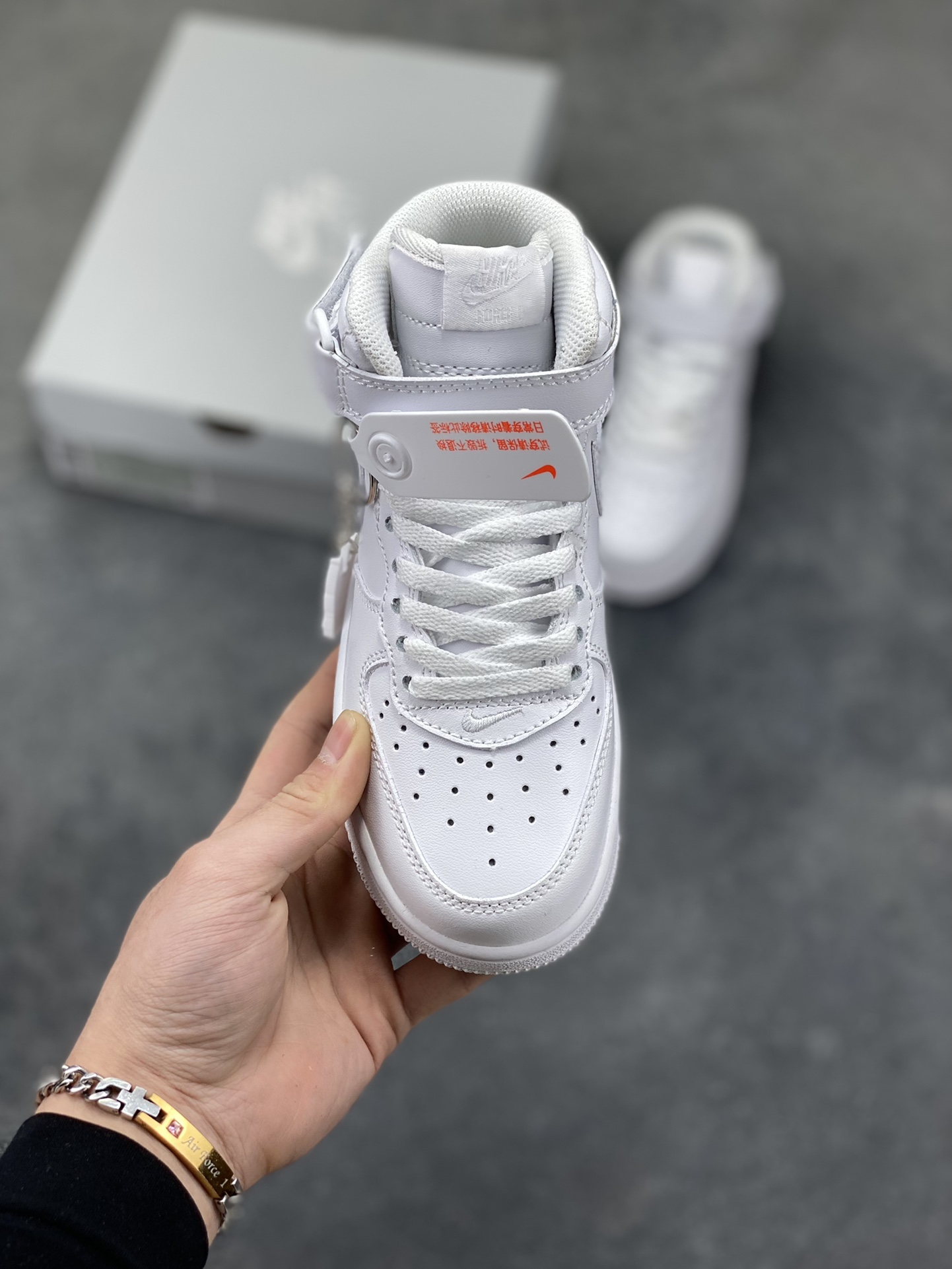 图片[2]-福利特价 Nike AIR FORCE 1 LE (PS)空军一号低帮百搭休闲运动板鞋。柔软、弹性十足的缓震性能和出色的中底设计，横跨复古与现代的外型结合，造就出风靡全球三十多年的Force 1。 货号：315123-111 尺码：25 26 27.5 28 29.5 30 31 32 33.5 34 35-选品中心