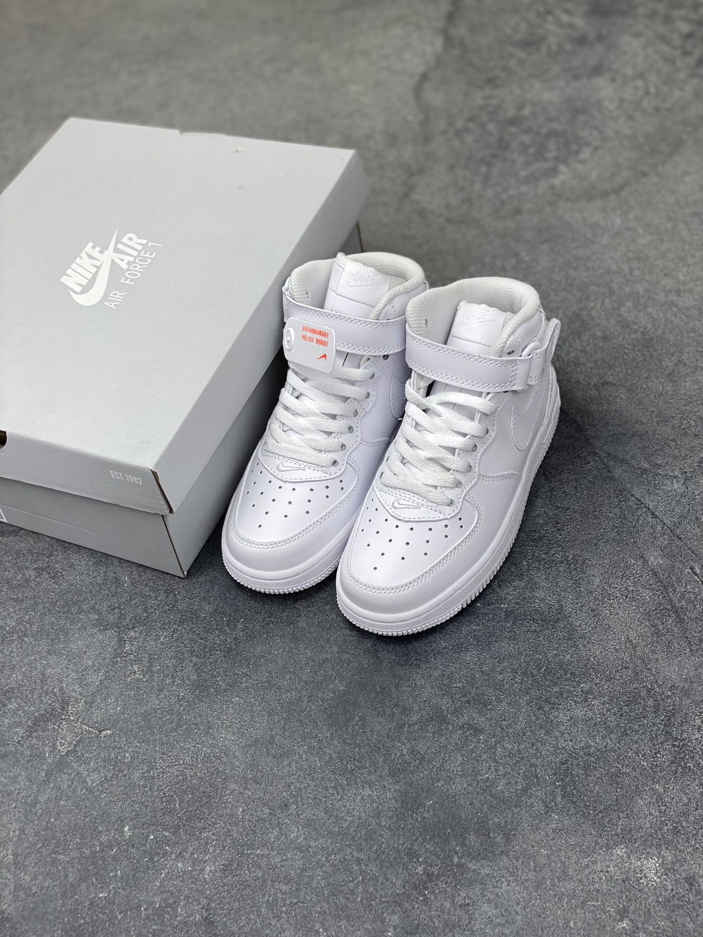 图片[8]-福利特价 Nike AIR FORCE 1 LE (PS)空军一号低帮百搭休闲运动板鞋。柔软、弹性十足的缓震性能和出色的中底设计，横跨复古与现代的外型结合，造就出风靡全球三十多年的Force 1。 货号：315123-111 尺码：25 26 27.5 28 29.5 30 31 32 33.5 34 35-选品中心